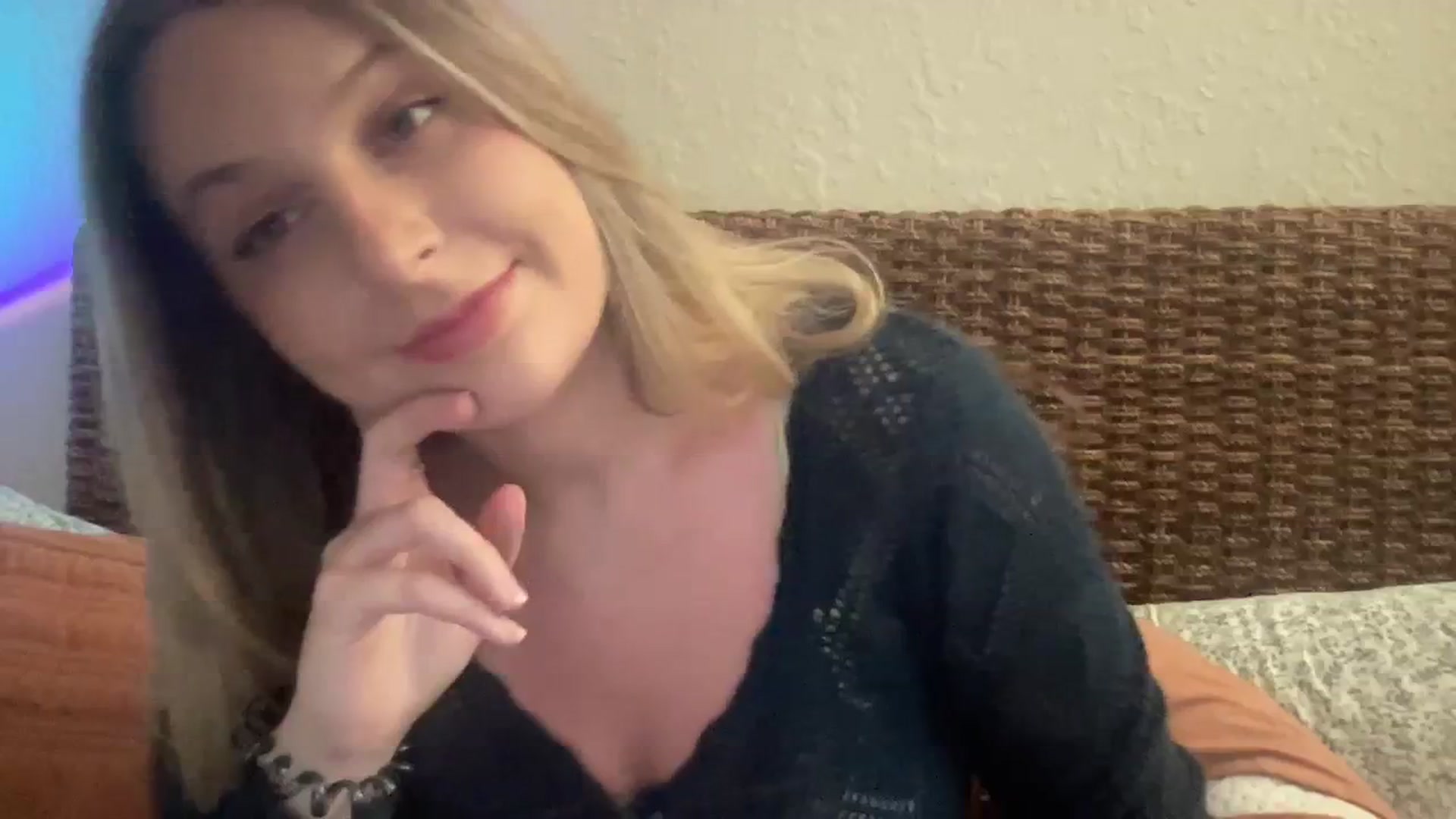 Gallery image thumbnail from Amateurblonde's myfreecams stream on, 03/13/2024, 18:38 image 11 of 20