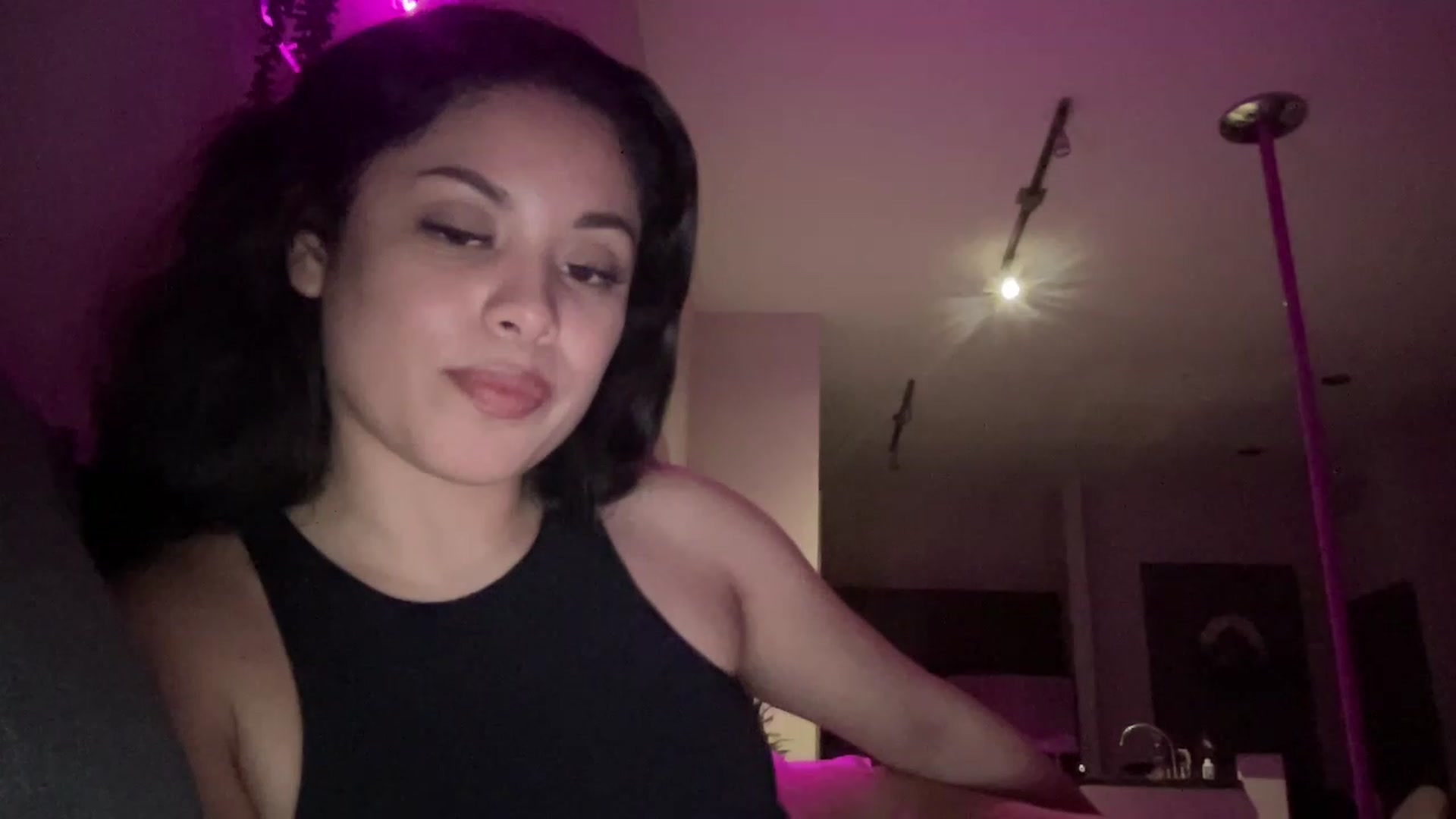 Gallery image thumbnail from Amaya_Flores's myfreecams stream on, 12/12/2022, 08:57 image 16 of 20
