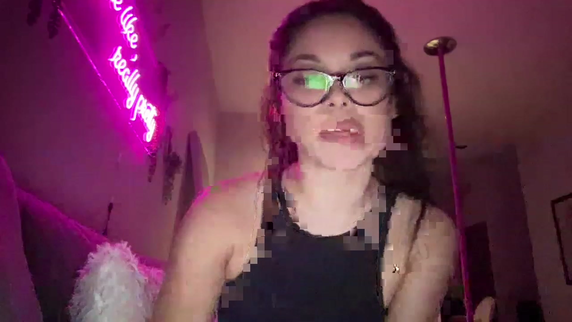 Gallery image thumbnail from Amaya_Flores's myfreecams stream on, 12/12/2022, 08:57 image 13 of 20