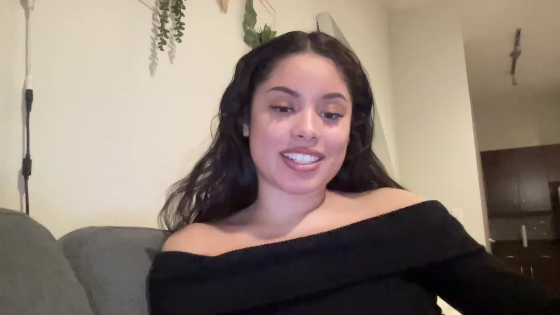 Gallery image thumbnail from Amaya_Flores's myfreecams stream on, 12/21/2022, 07:40 image 10 of 20