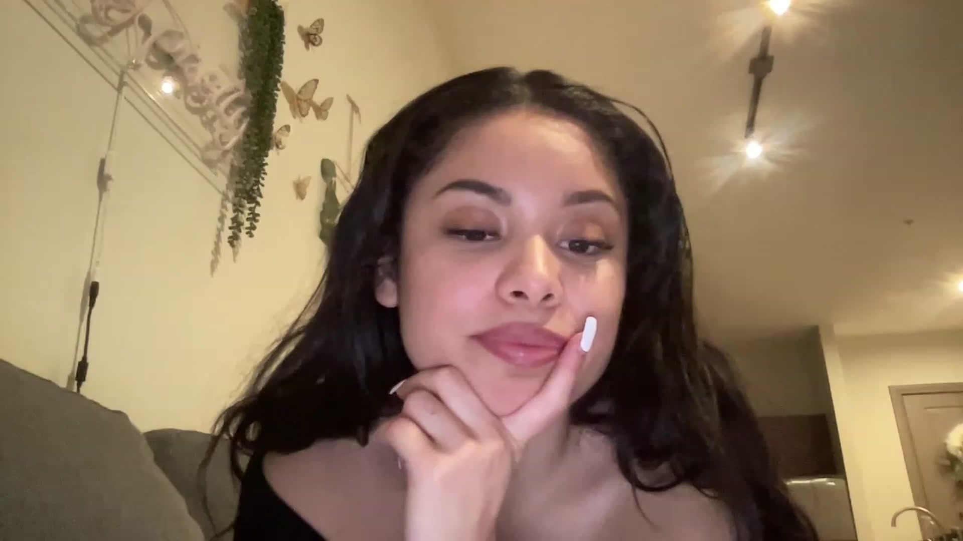 Gallery image thumbnail from Amaya_Flores's myfreecams stream on, 12/21/2022, 07:40 image 18 of 20