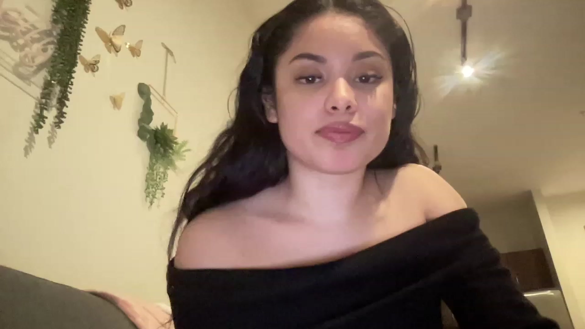 Gallery image thumbnail from Amaya_Flores's myfreecams stream on, 12/21/2022, 07:40 image 2 of 20