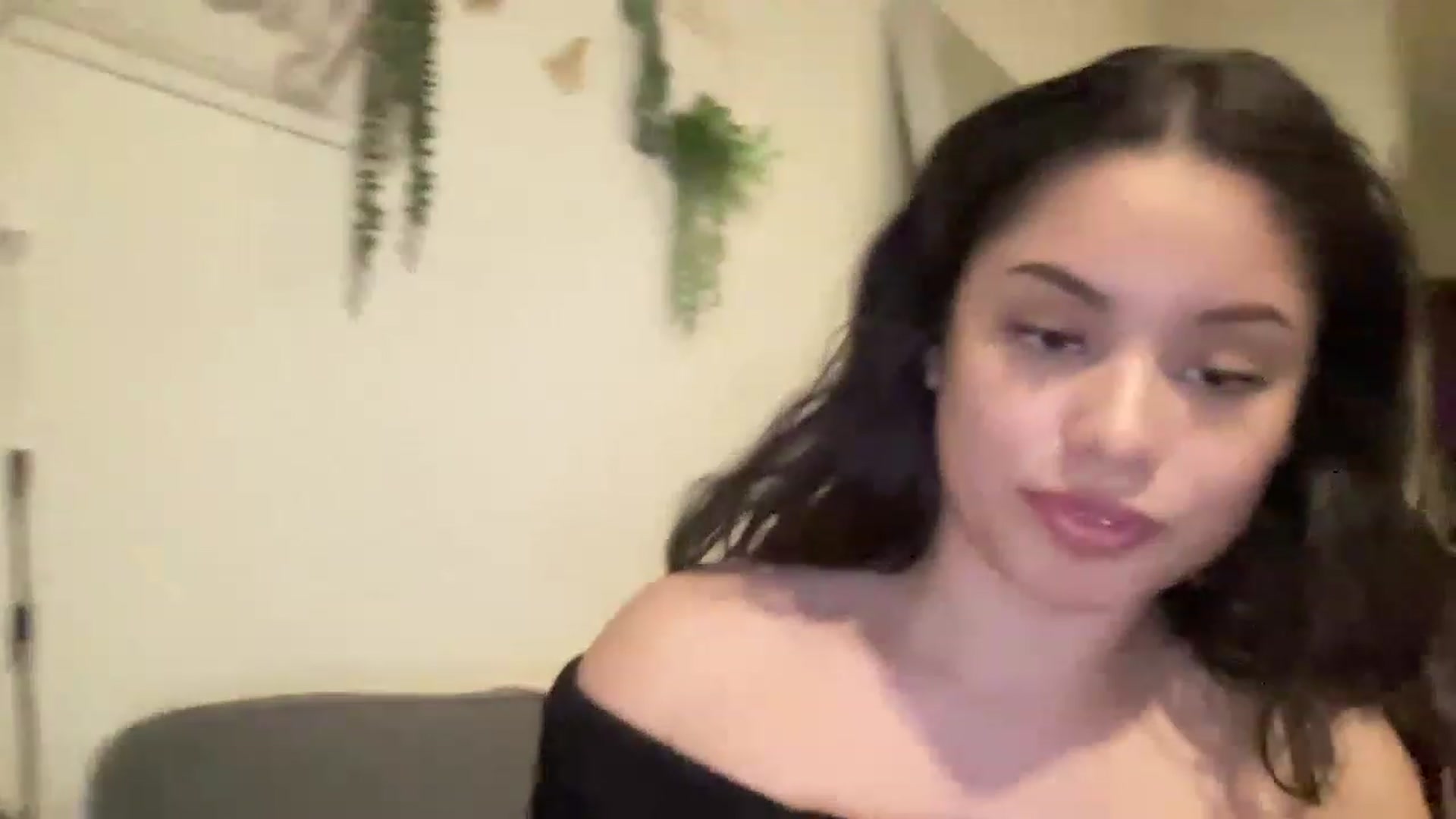 Gallery image thumbnail from Amaya_Flores's myfreecams stream on, 12/21/2022, 07:40 image 9 of 20