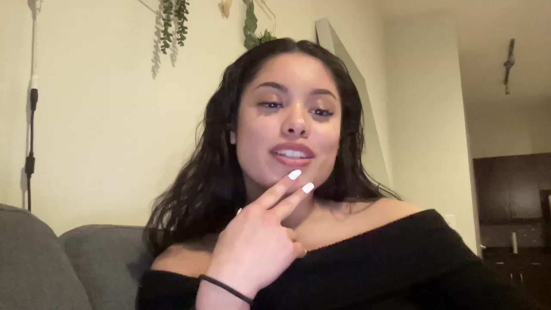 Gallery image thumbnail from Amaya_Flores's myfreecams stream on, 12/21/2022, 07:40 image 12 of 20
