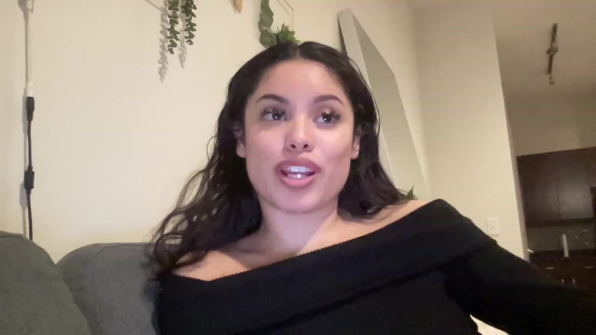 Gallery image thumbnail from Amaya_Flores's myfreecams stream on, 12/21/2022, 07:40 image 16 of 20