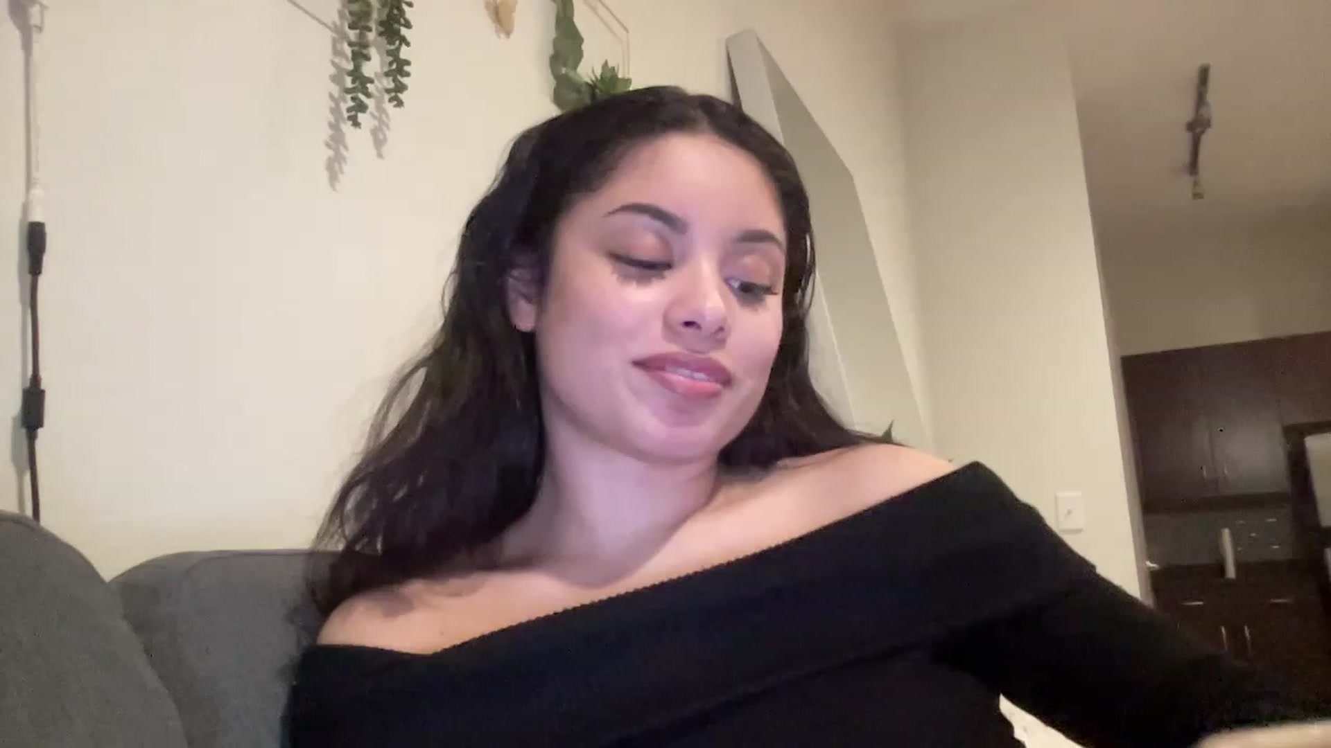 Gallery image thumbnail from Amaya_Flores's myfreecams stream on, 12/21/2022, 07:40 image 14 of 20
