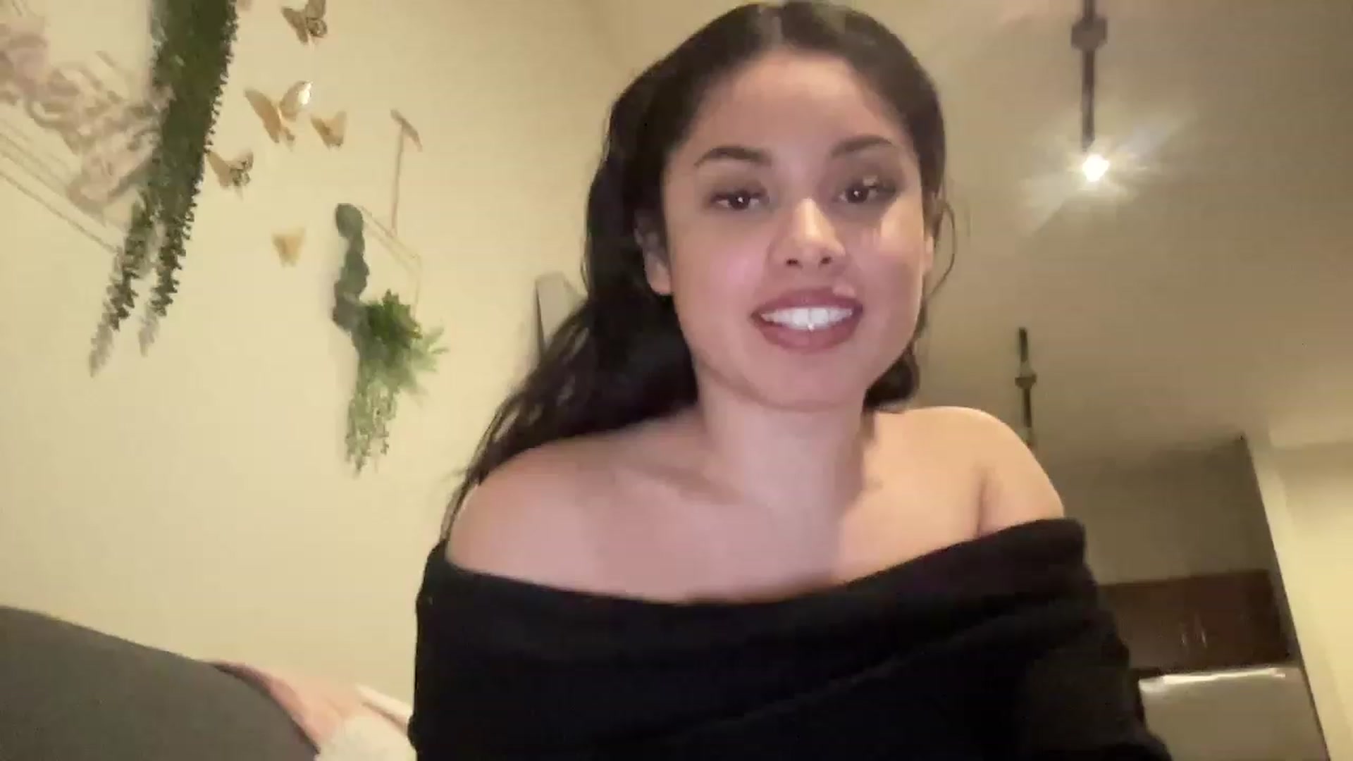 Gallery image thumbnail from Amaya_Flores's myfreecams stream on, 12/21/2022, 07:40 image 1 of 20