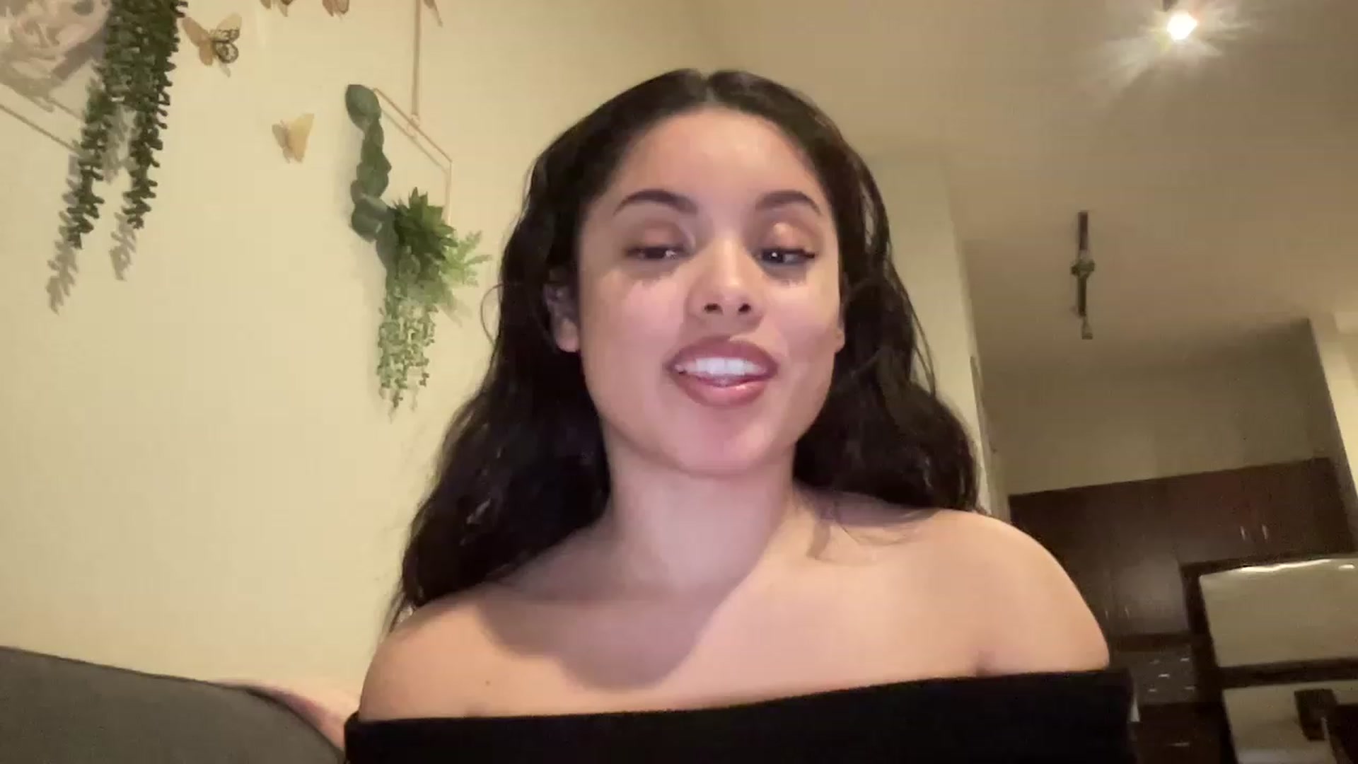 Gallery image thumbnail from Amaya_Flores's myfreecams stream on, 12/21/2022, 07:40 image 4 of 20