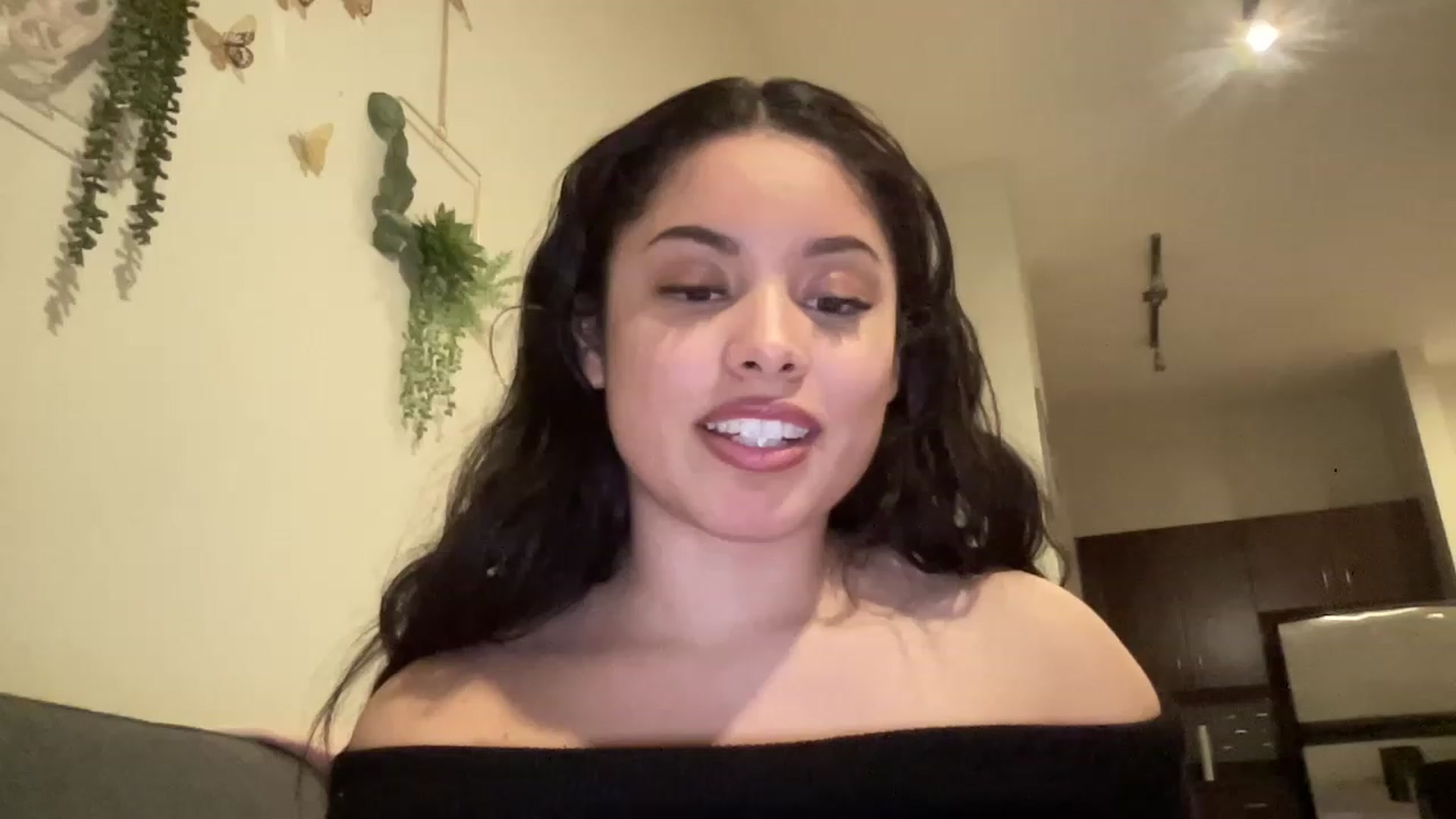 Gallery image thumbnail from Amaya_Flores's myfreecams stream on, 12/21/2022, 07:40 image 5 of 20