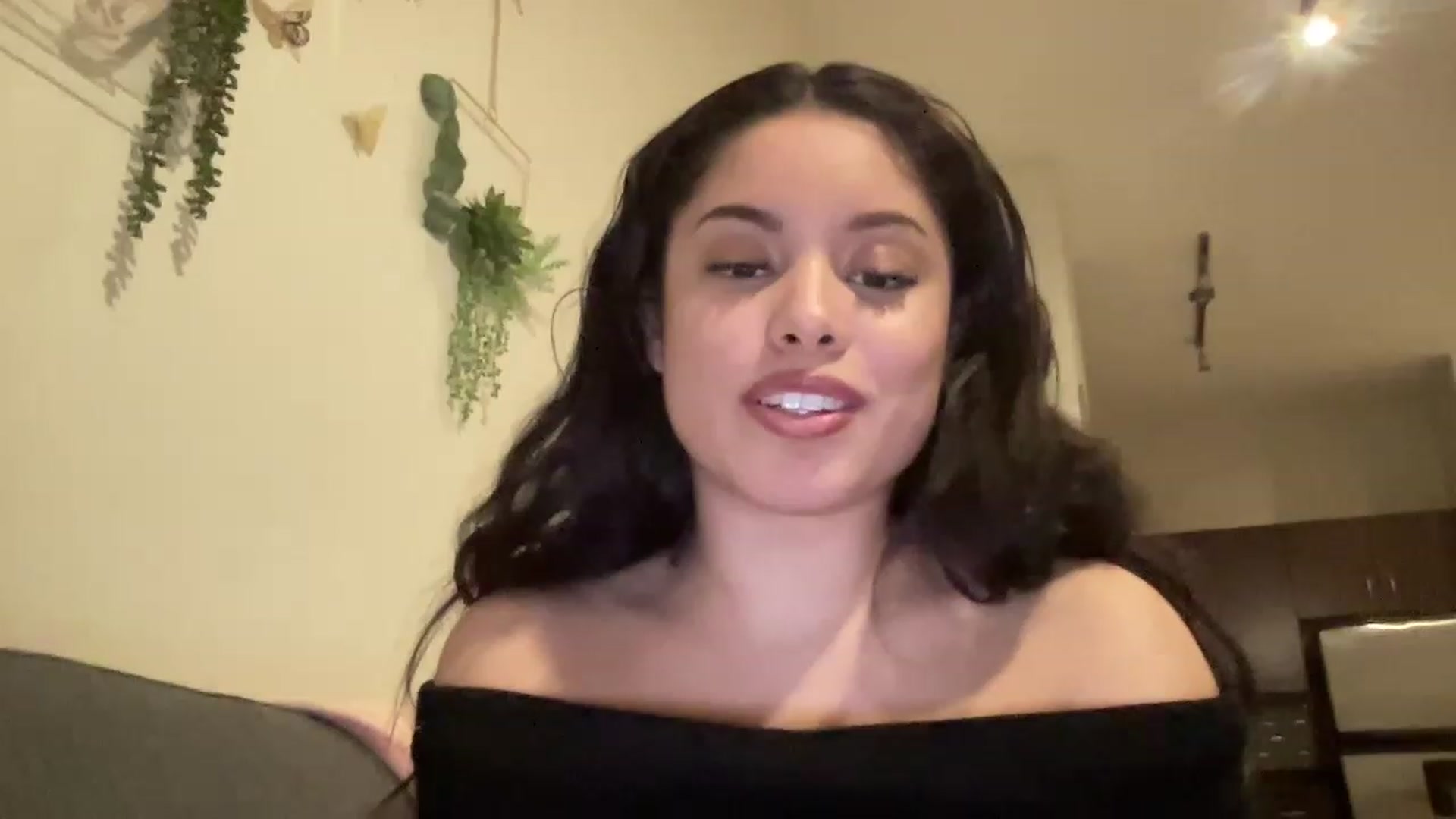 Gallery image thumbnail from Amaya_Flores's myfreecams stream on, 12/21/2022, 07:40 image 7 of 20
