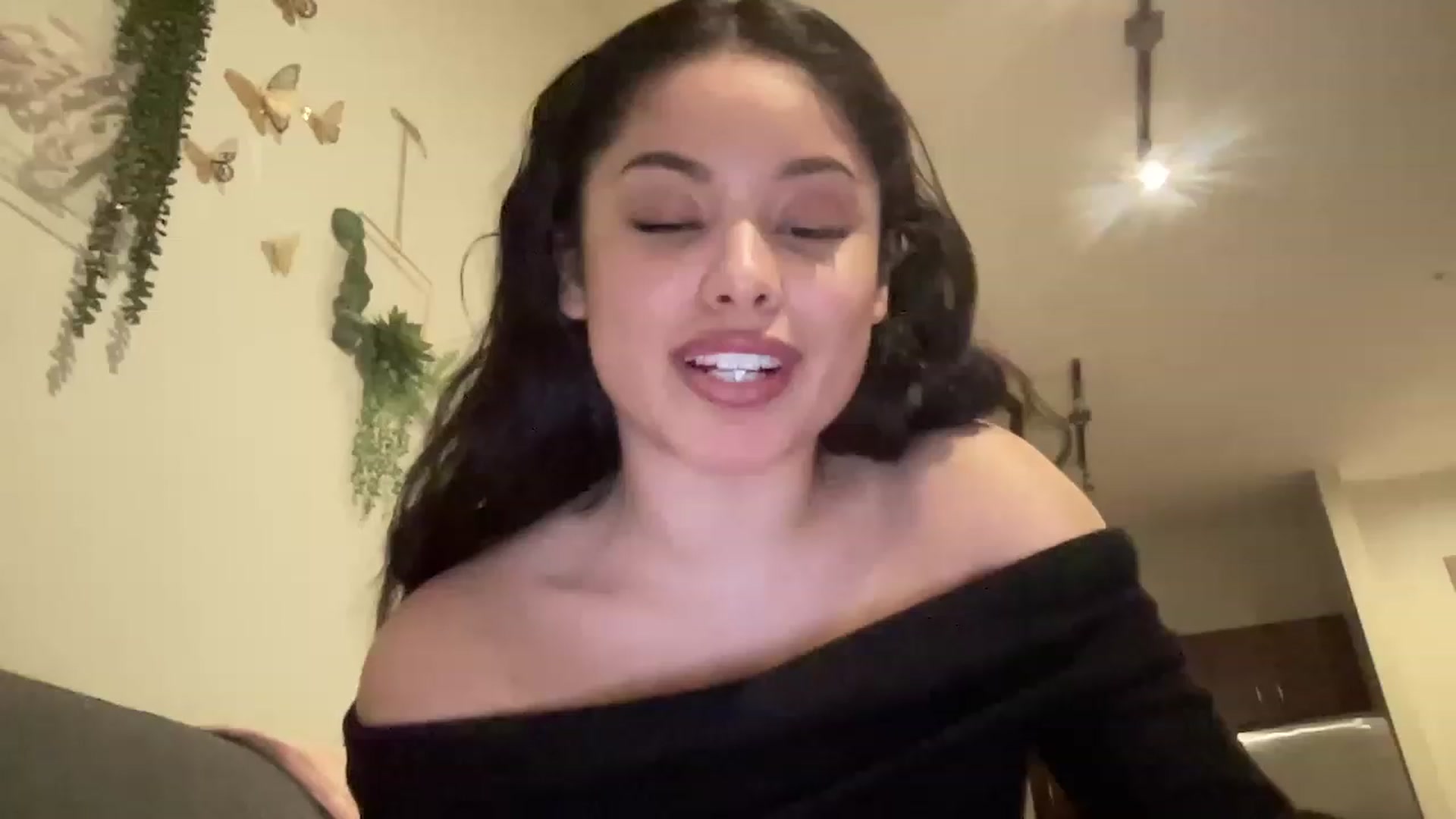 Gallery image thumbnail from Amaya_Flores's myfreecams stream on, 12/21/2022, 07:40 image 3 of 20