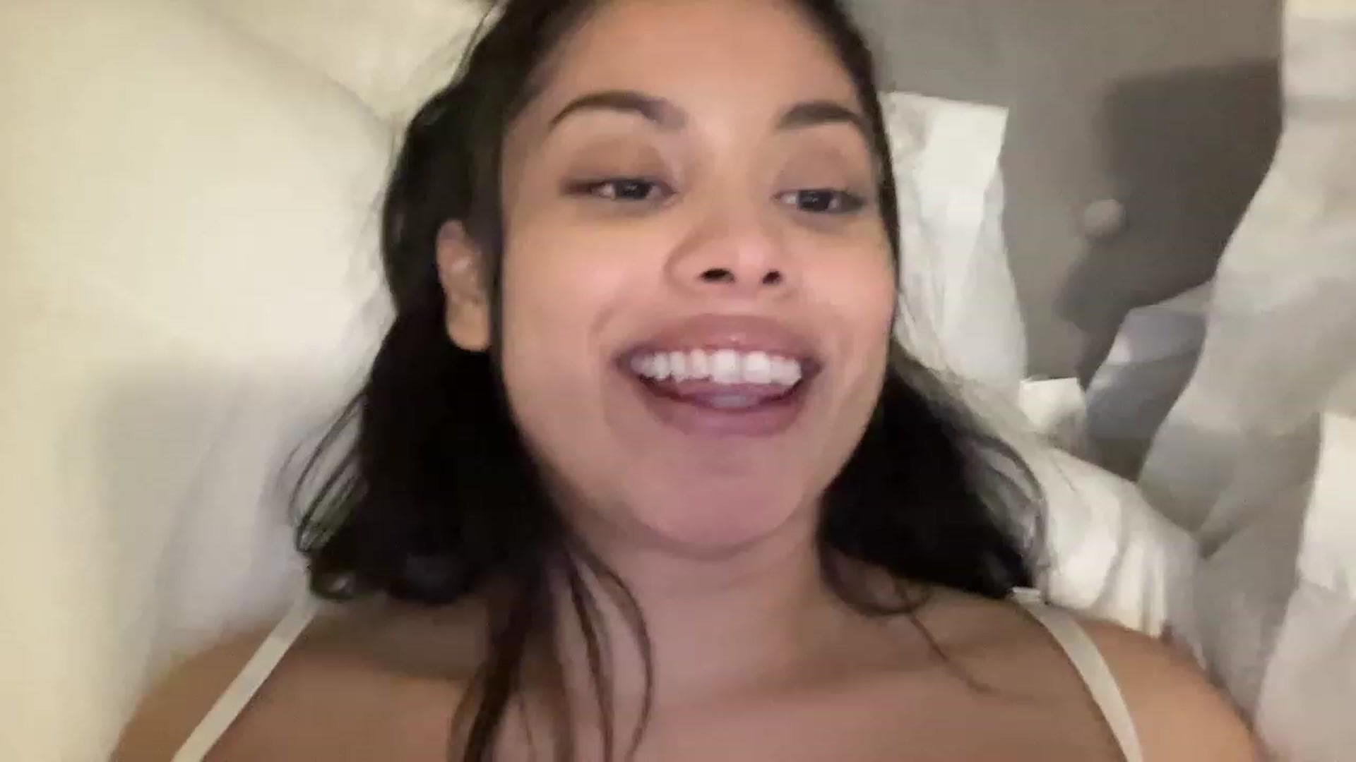 Gallery image thumbnail from Amaya_Flores's myfreecams stream on, 12/23/2022, 11:46 image 5 of 20