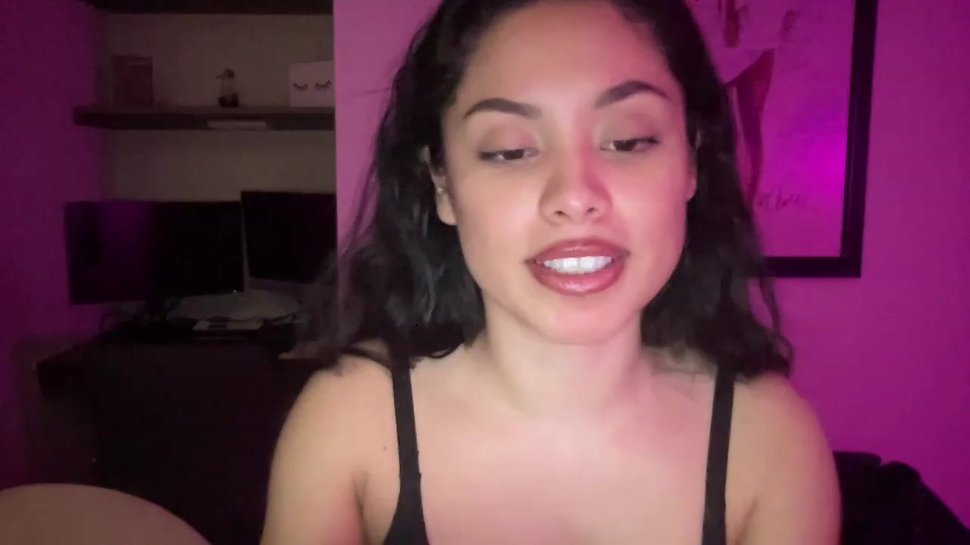 Gallery image thumbnail from Amaya_Flores's myfreecams stream on, 12/30/2022, 07:32 image 10 of 20