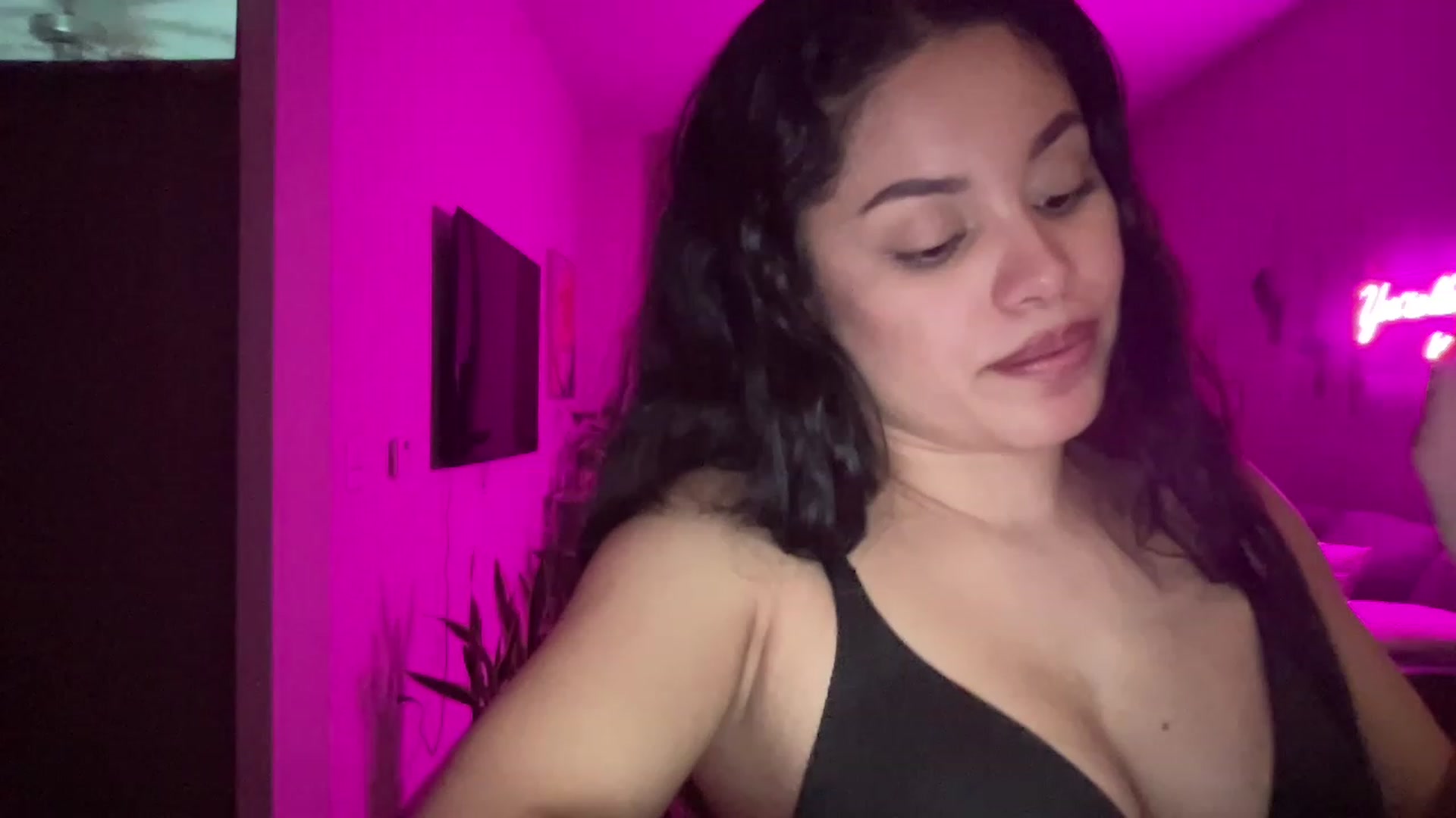 Gallery image thumbnail from Amaya_Flores's myfreecams stream on, 12/30/2022, 09:02 image 6 of 20