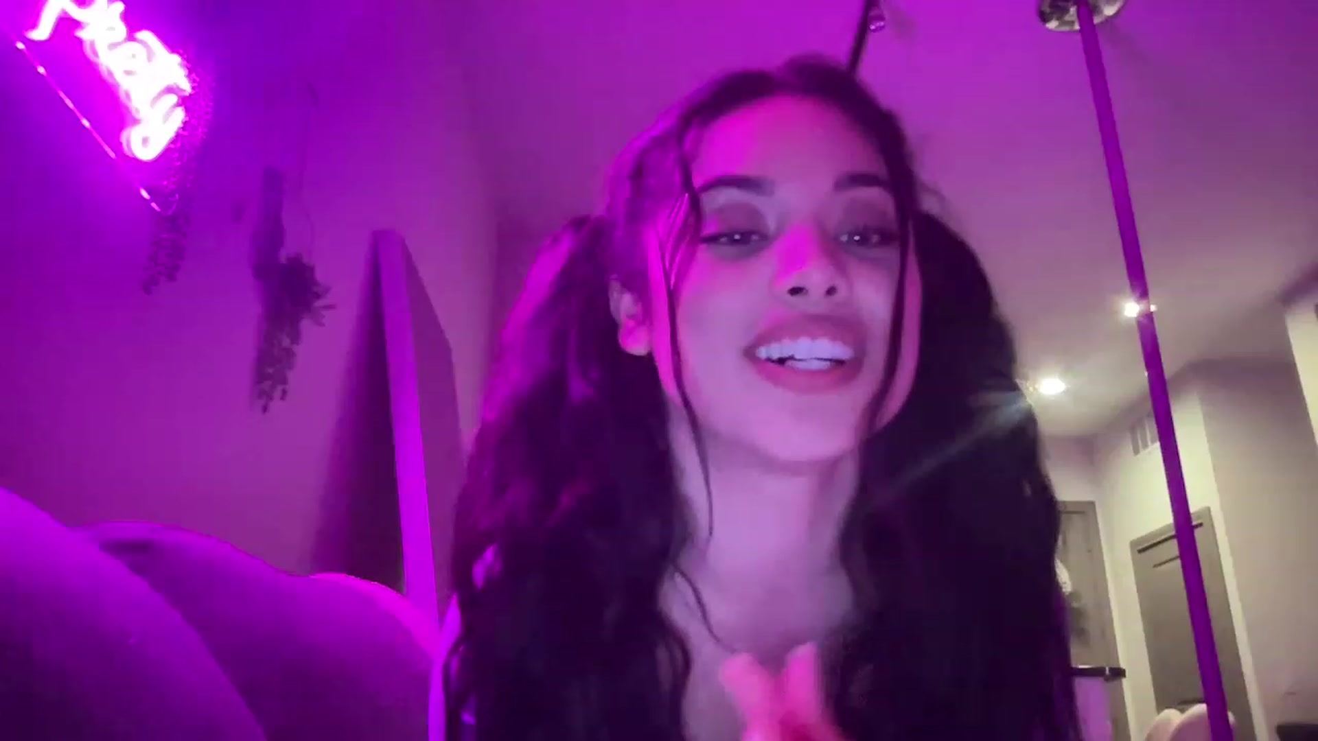 Gallery image thumbnail from Amaya_Flores's myfreecams stream on, 02/17/2023, 09:26 image 18 of 20