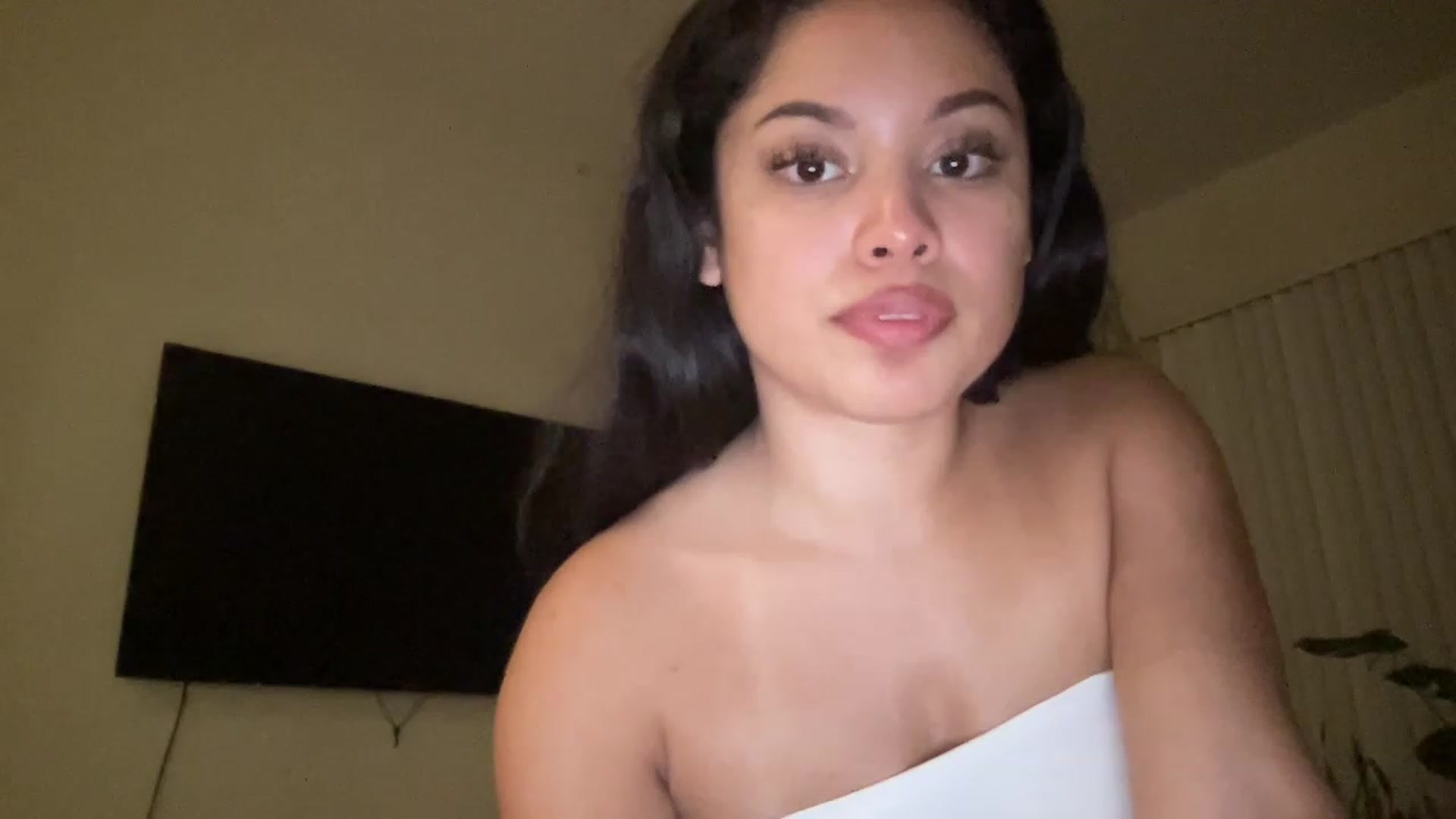 Gallery image thumbnail from Amaya_Flores's myfreecams stream on, 03/17/2023, 09:15 image 18 of 20