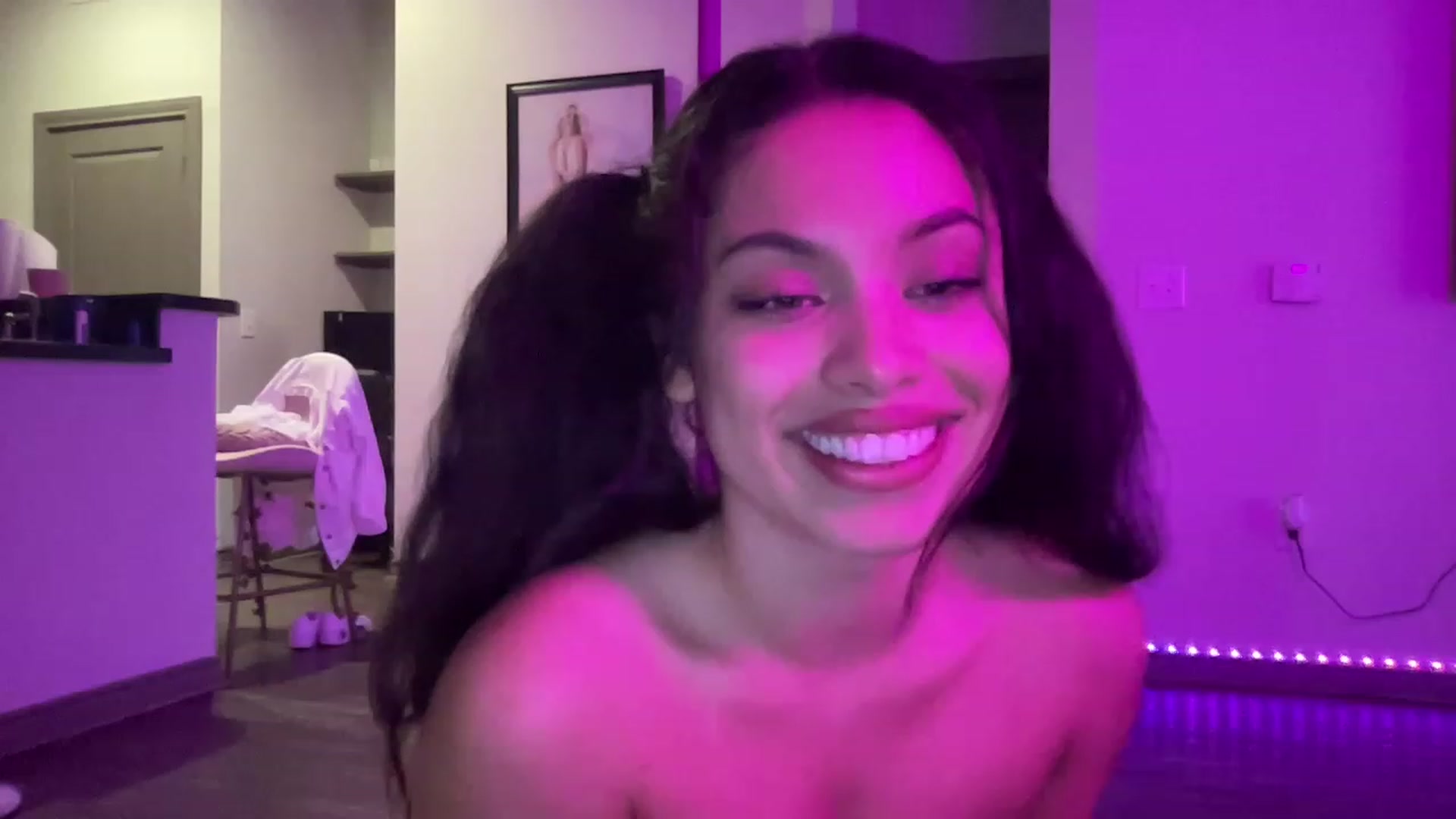 Gallery image thumbnail from Amaya_Flores's myfreecams stream on, 04/09/2023, 23:20 image 19 of 20