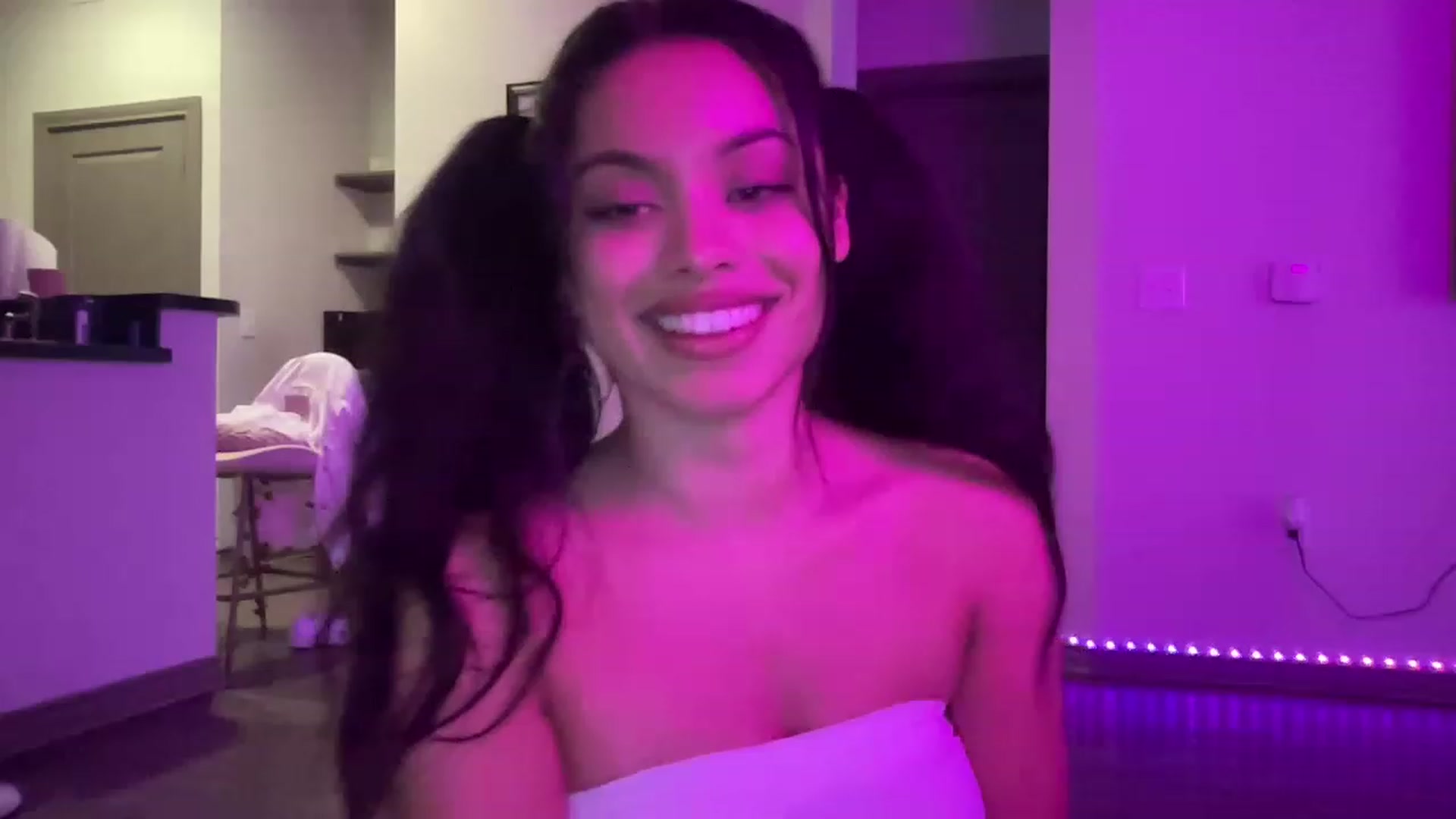 Gallery image thumbnail from Amaya_Flores's myfreecams stream on, 04/09/2023, 23:20 image 18 of 20