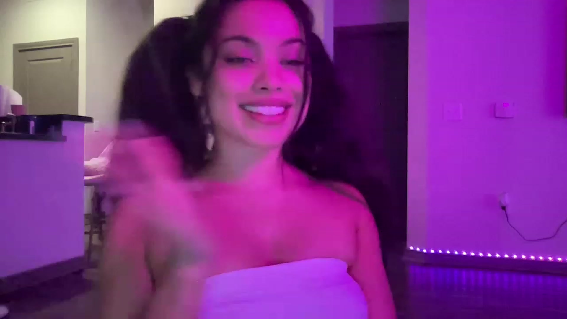 Gallery image thumbnail from Amaya_Flores's myfreecams stream on, 04/09/2023, 23:20 image 16 of 20