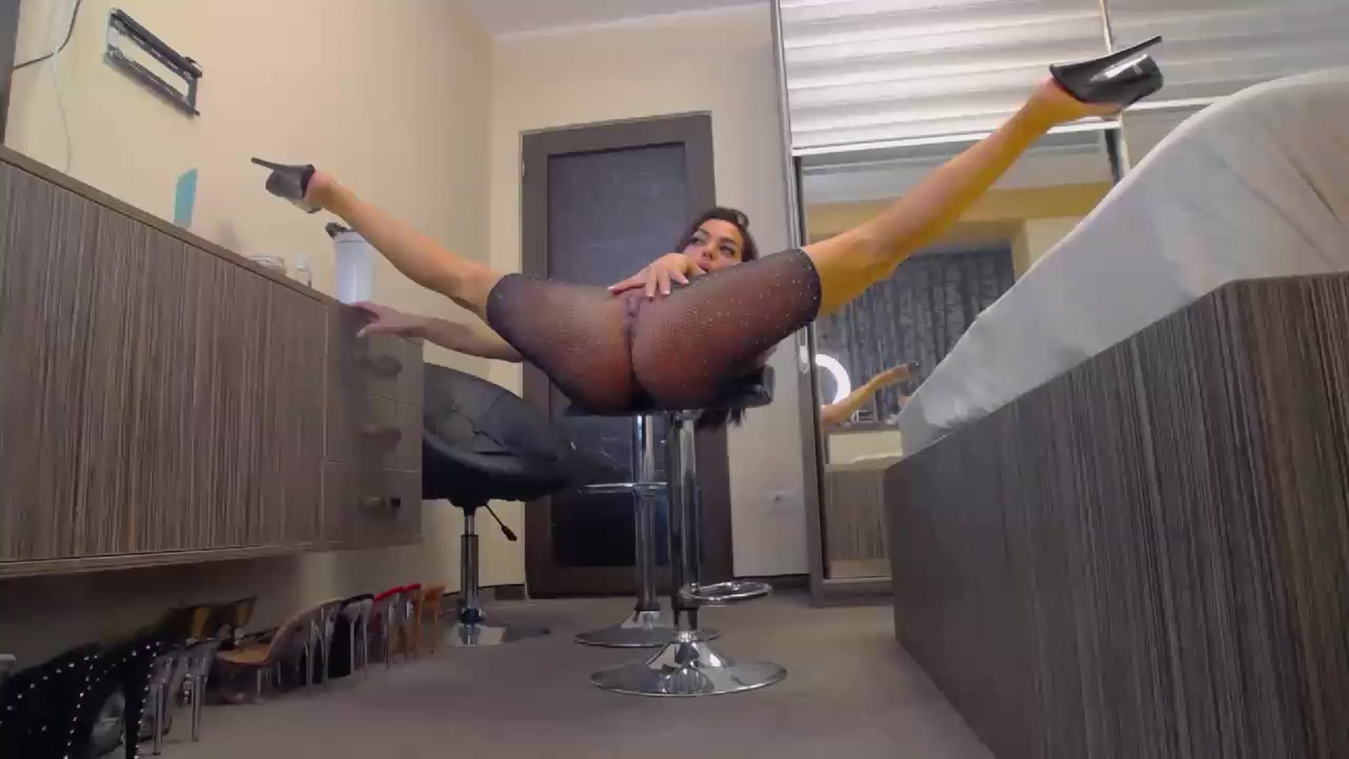 Gallery image thumbnail from AmazingAssOne's myfreecams stream on, 02/19/2023, 22:21 image 9 of 20