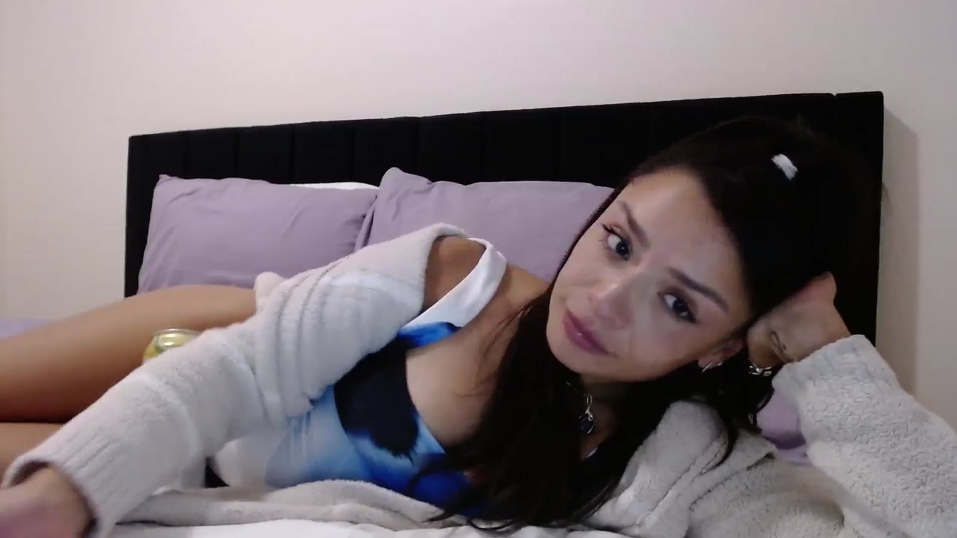 Gallery image thumbnail from AmazingZo's myfreecams stream on, 05/25/2025, 09:39 image 5 of 20