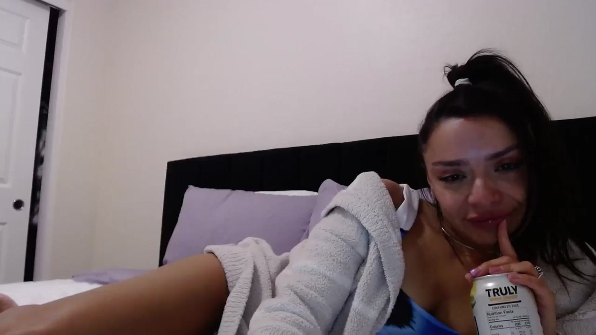 Gallery image thumbnail from AmazingZo's myfreecams stream on, 05/25/2025, 10:30 image 18 of 20