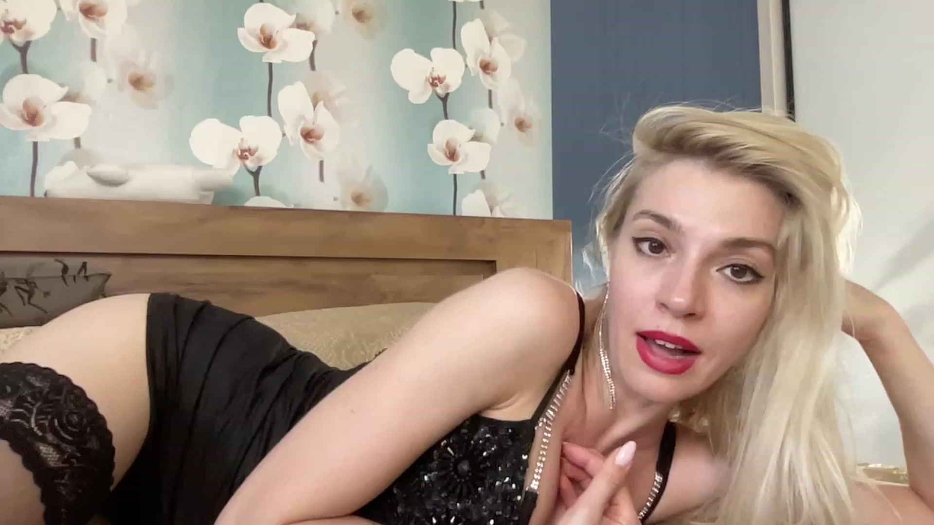 Gallery image thumbnail from AmazingkellyX's myfreecams stream on, 06/08/2023, 12:22 image 15 of 20