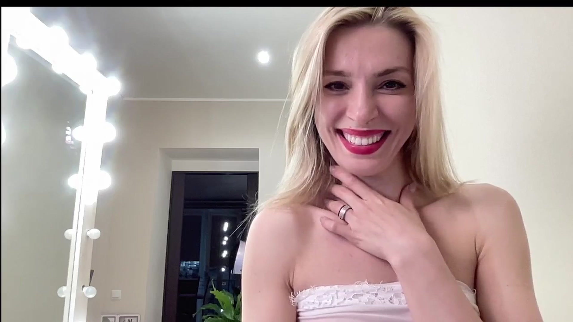 Gallery image thumbnail from AmazingkellyX's myfreecams stream on, 05/04/2024, 11:40 image 15 of 20