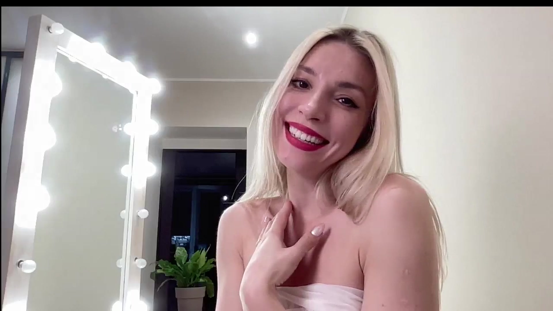 Gallery image thumbnail from AmazingkellyX's myfreecams stream on, 05/26/2024, 10:38 image 18 of 20