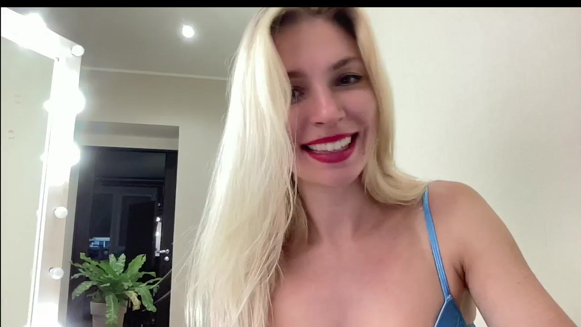 Gallery image thumbnail from AmazingkellyX's myfreecams stream on, 07/21/2024, 14:00 image 19 of 20
