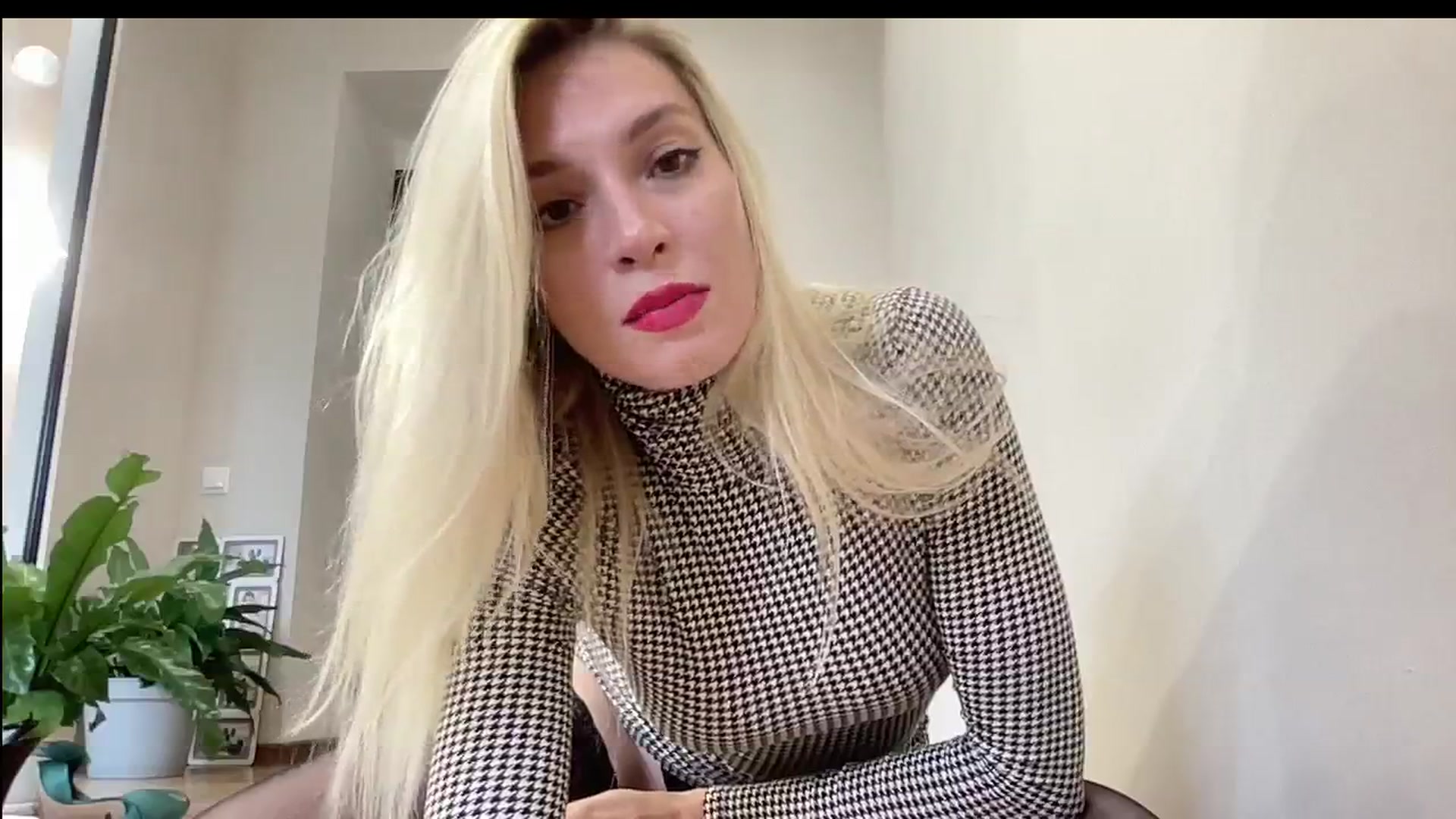 Gallery image thumbnail from AmazingkellyX's myfreecams stream on, 08/04/2024, 09:15 image 18 of 20