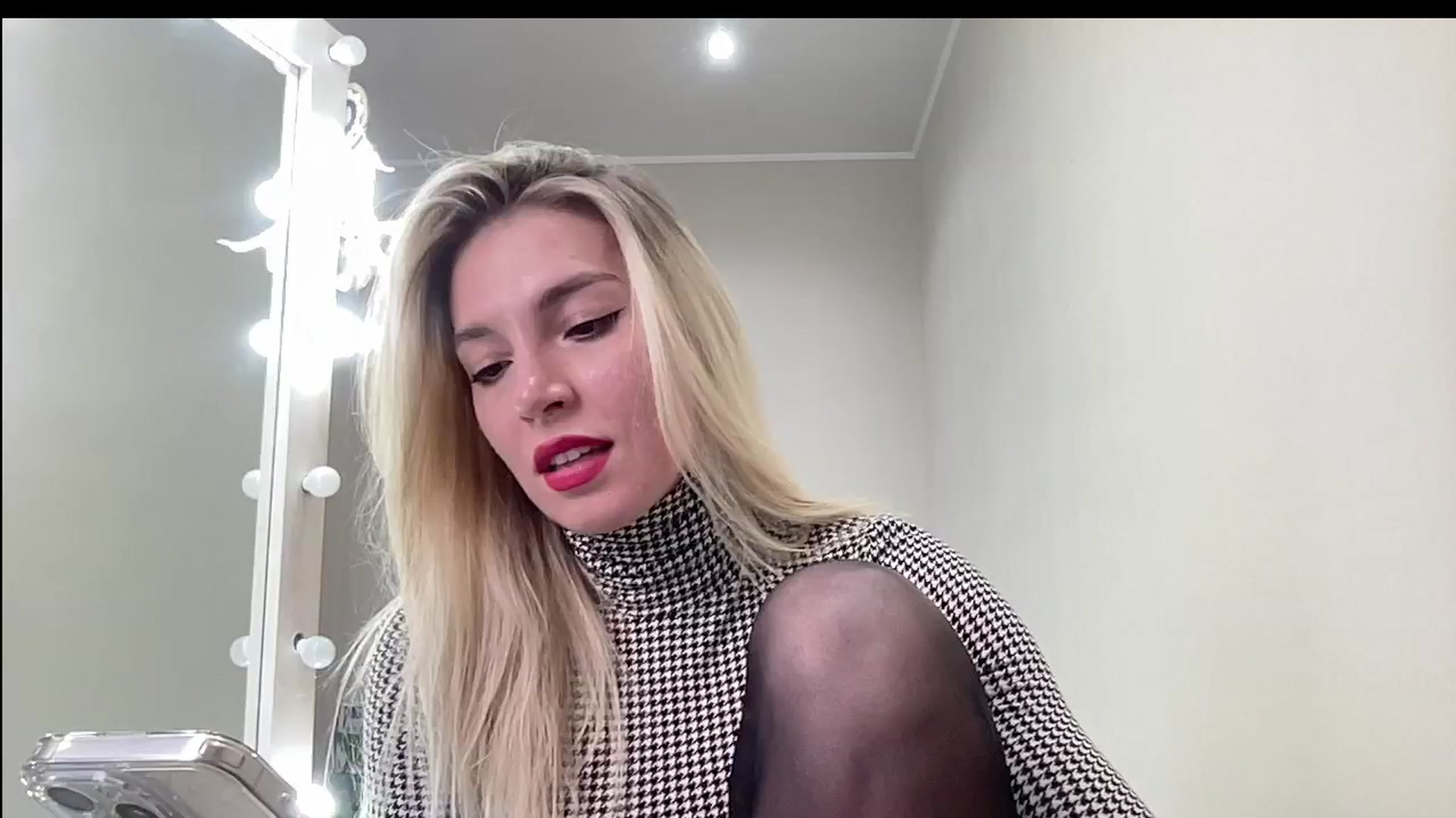 Gallery image thumbnail from AmazingkellyX's myfreecams stream on, 09/26/2024, 10:03 image 11 of 20