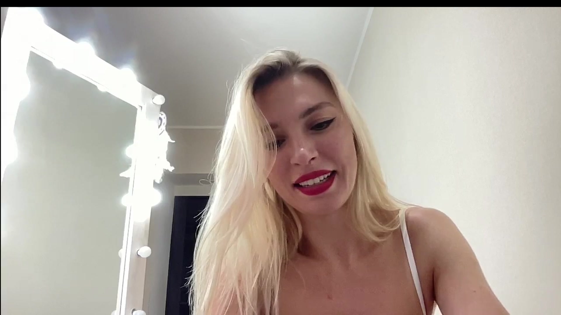 Gallery image thumbnail from AmazingkellyX's myfreecams stream on, 09/29/2024, 13:46 image 13 of 20