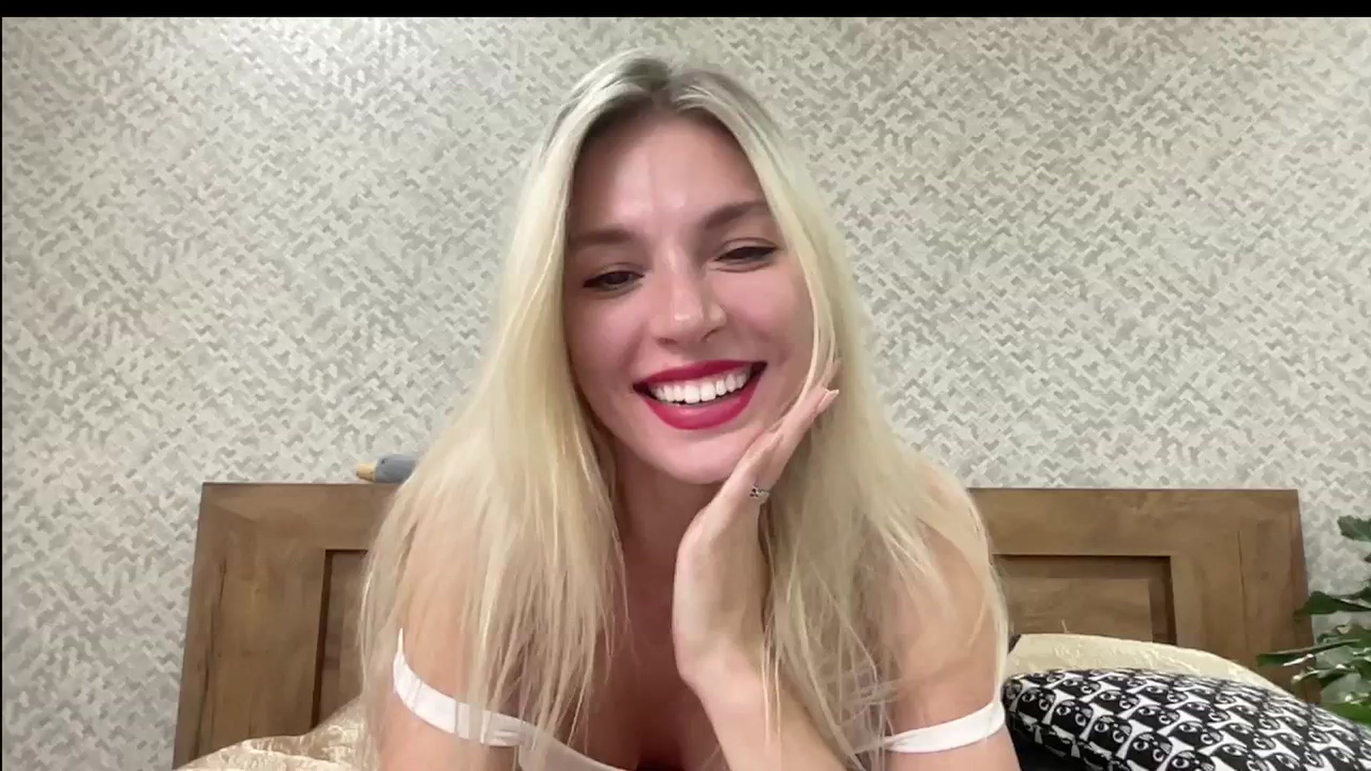 Gallery image thumbnail from AmazingkellyX's myfreecams stream on, 10/06/2024, 13:56 image 14 of 20