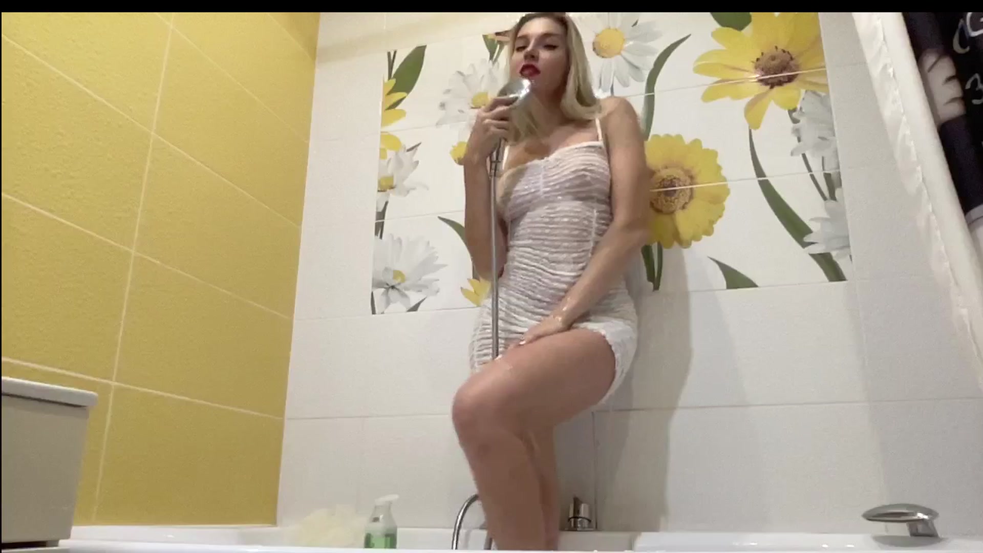 Gallery image thumbnail from AmazingkellyX's myfreecams stream on, 10/13/2024, 14:51 image 18 of 20