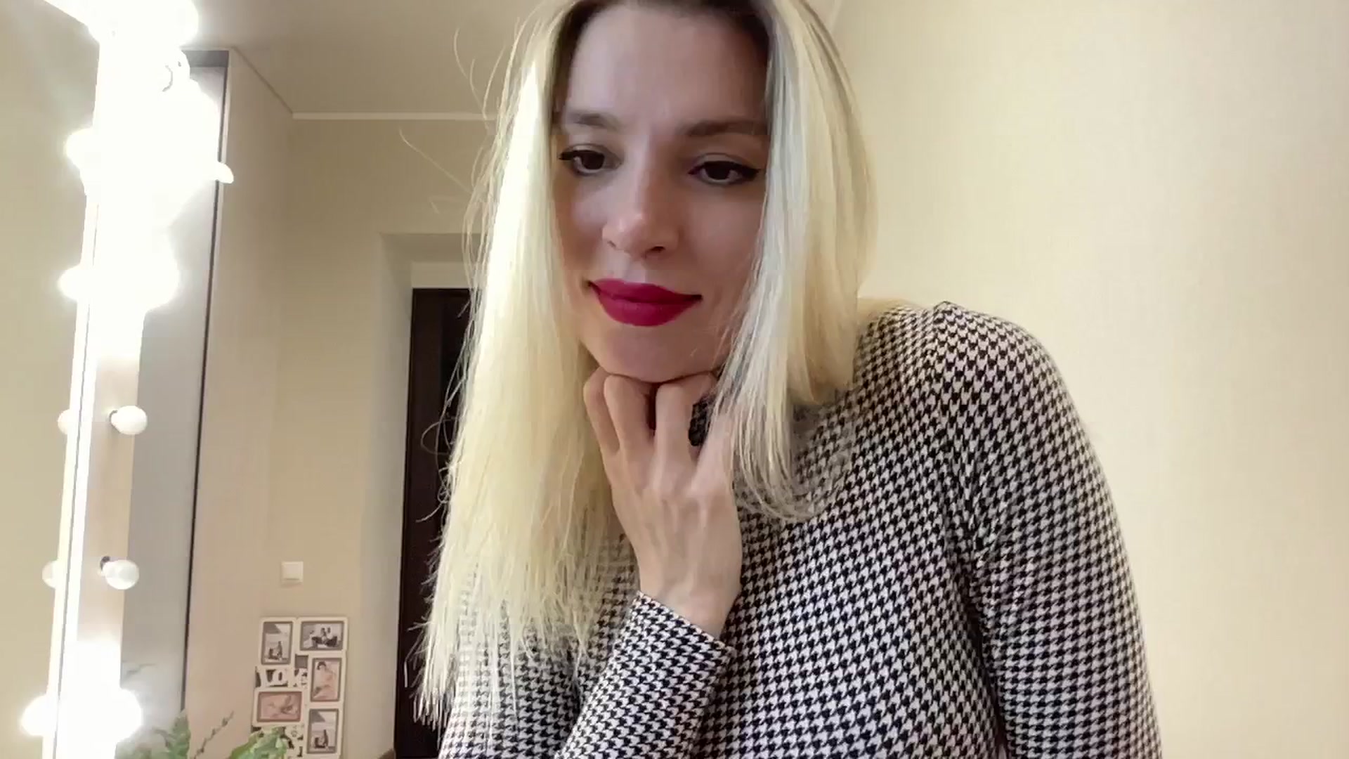 Gallery image thumbnail from AmazingkellyX's myfreecams stream on, 11/14/2024, 11:13 image 11 of 20