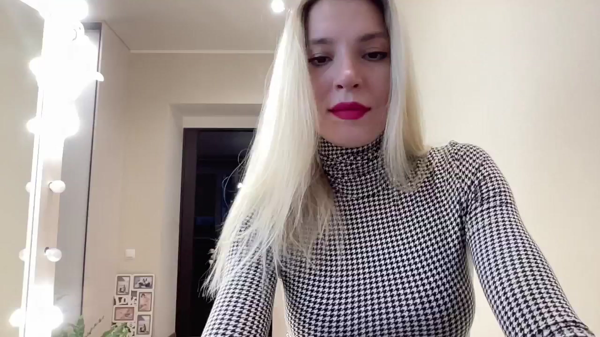 Gallery image thumbnail from AmazingkellyX's myfreecams stream on, 11/14/2024, 11:13 image 10 of 20