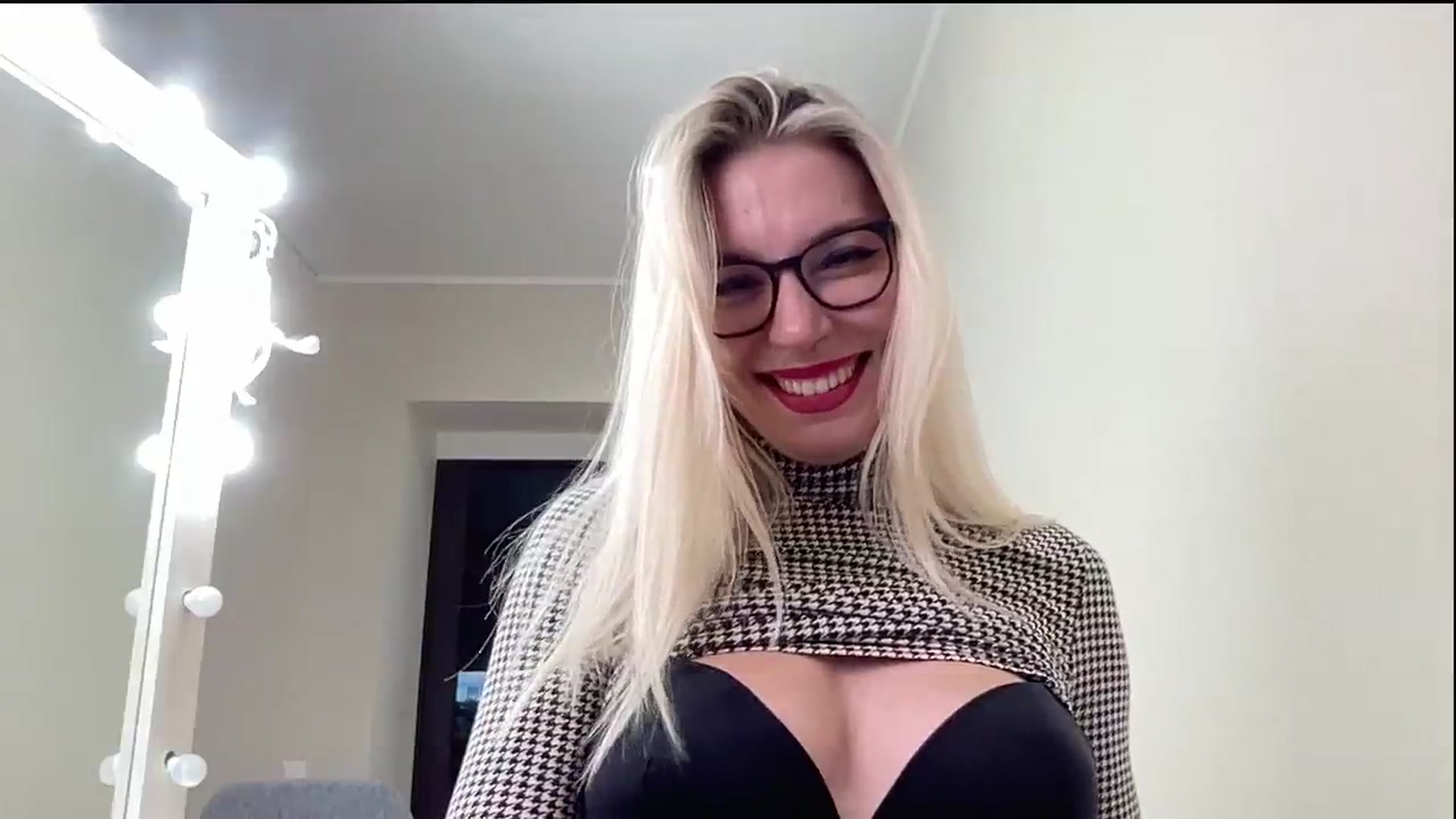 Gallery image thumbnail from AmazingkellyX's myfreecams stream on, 11/28/2024, 11:23 image 7 of 20