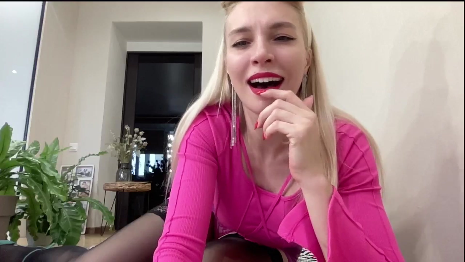 Gallery image thumbnail from AmazingkellyX's myfreecams stream on, 02/08/2025, 10:25 image 17 of 20