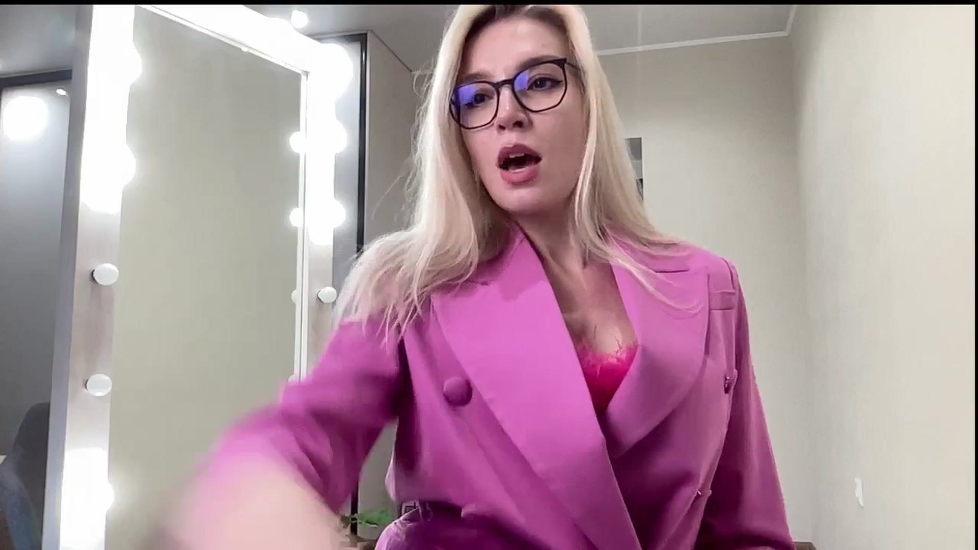 Gallery image thumbnail from AmazingkellyX's myfreecams stream on, 03/20/2025, 11:09 image 9 of 20