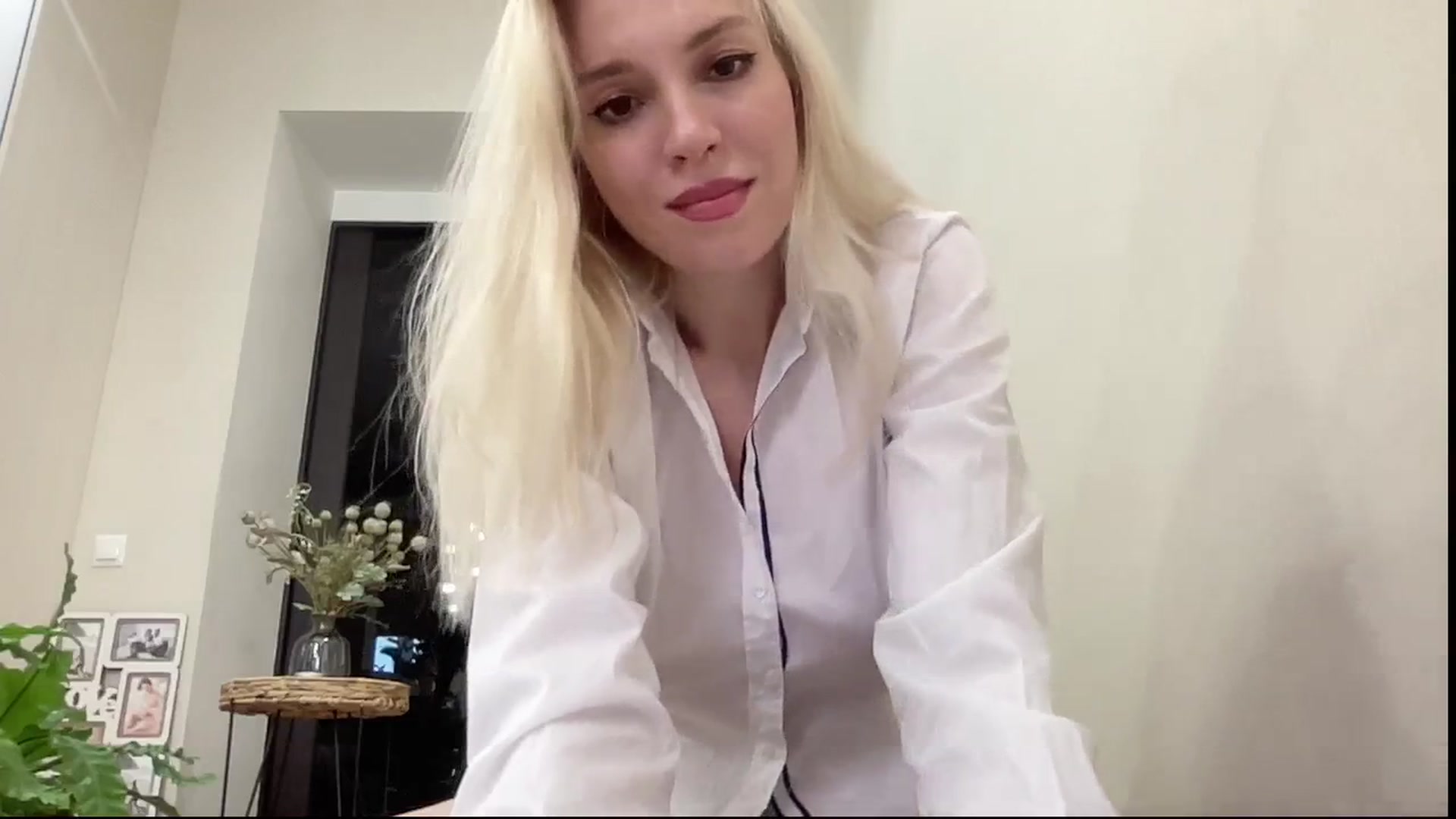 Gallery image thumbnail from AmazingkellyX's myfreecams stream on, 04/10/2025, 12:08 image 10 of 20