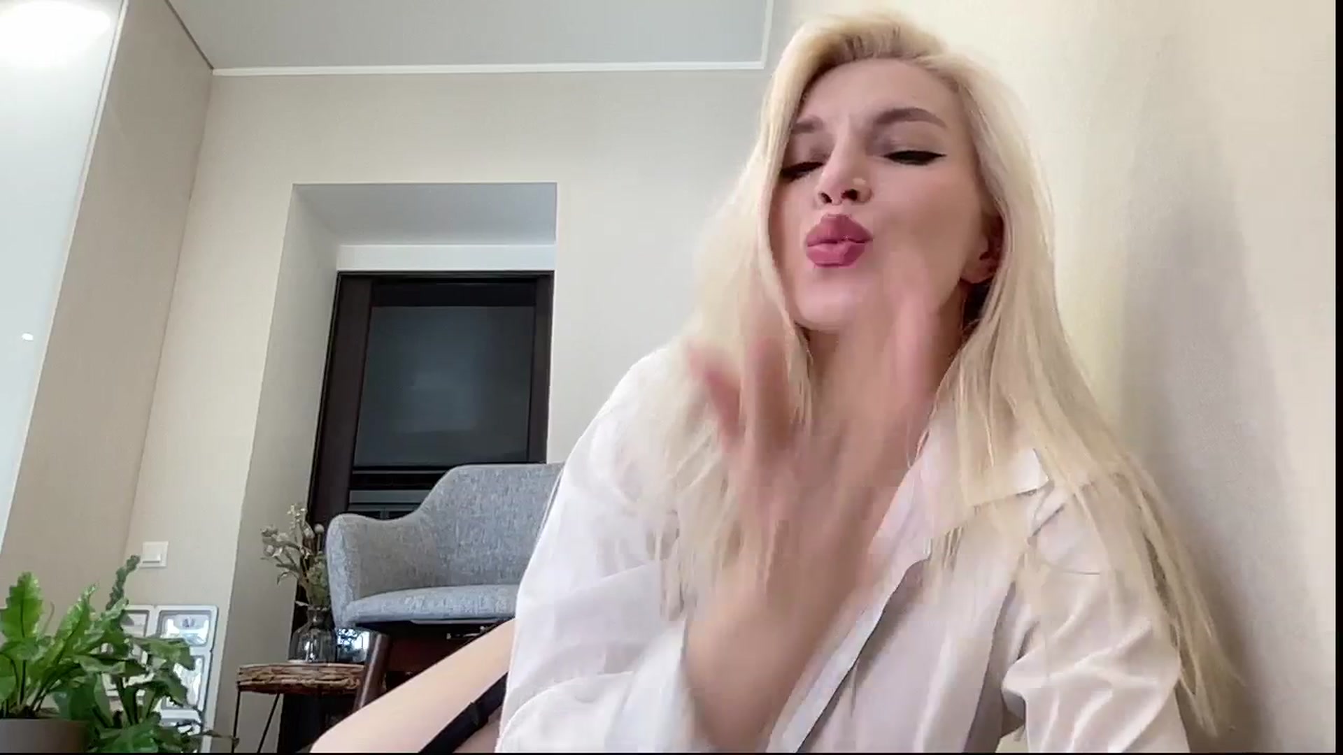 Gallery image thumbnail from AmazingkellyX's myfreecams stream on, 04/15/2025, 11:17 image 14 of 20