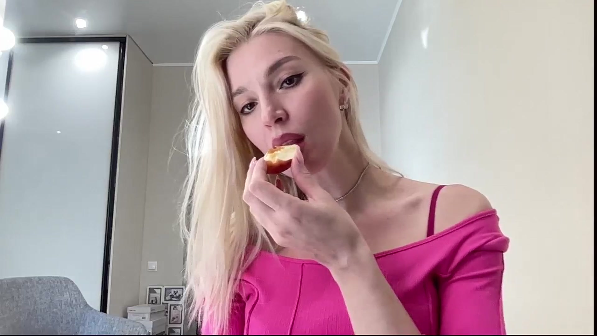 Gallery image thumbnail from AmazingkellyX's myfreecams stream on, 04/22/2025, 11:12 image 16 of 20
