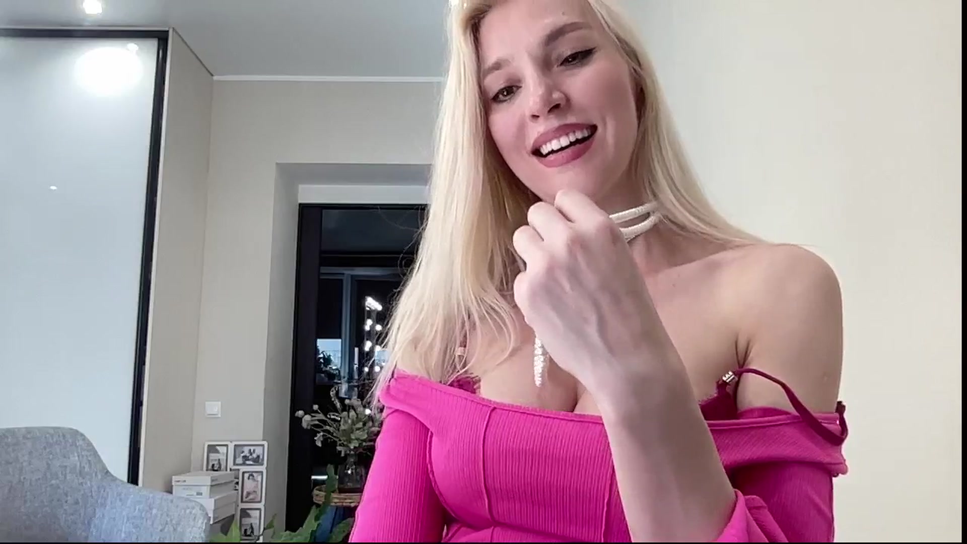 Gallery image thumbnail from AmazingkellyX's myfreecams stream on, 04/22/2025, 11:12 image 12 of 20