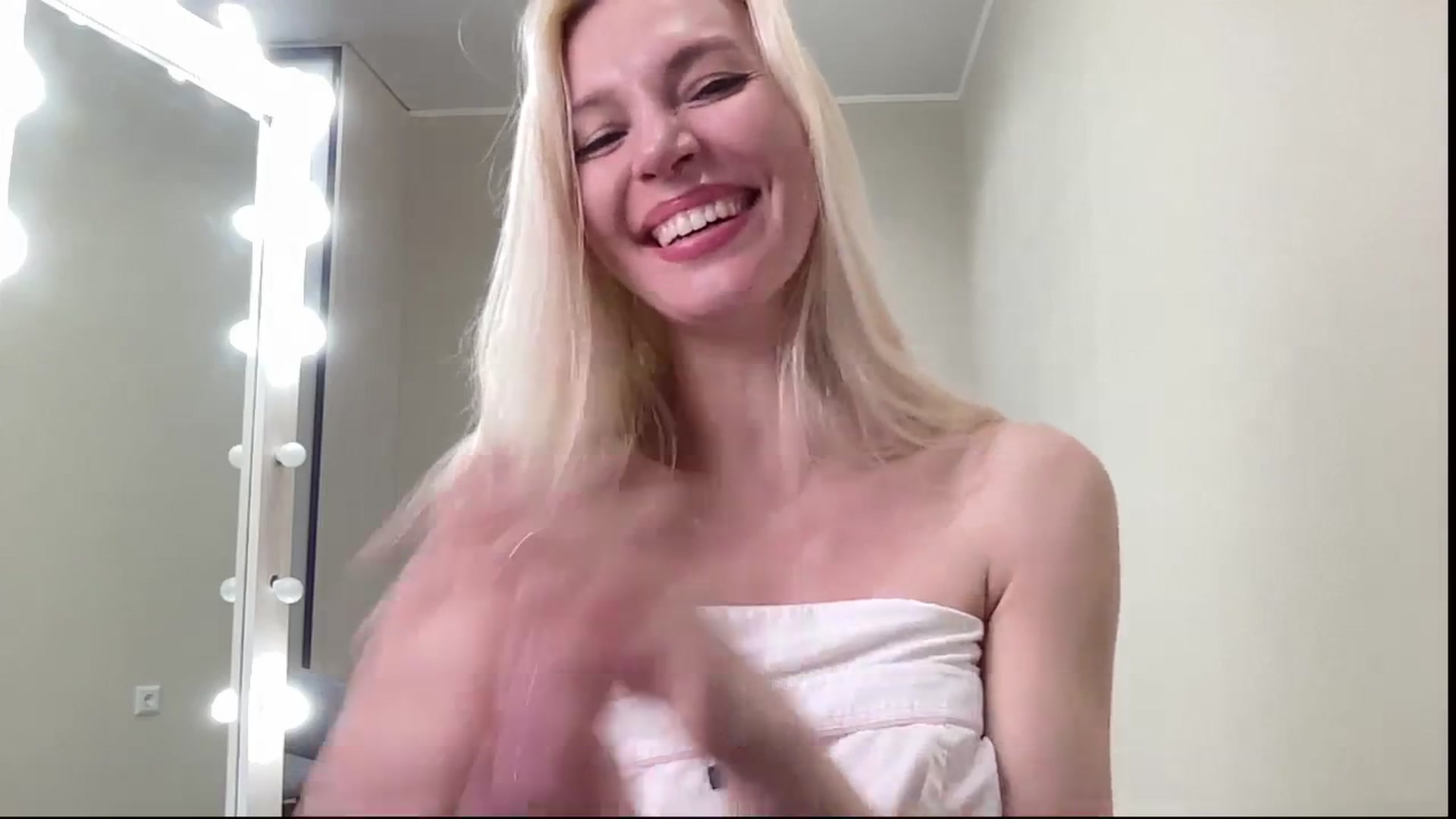 Gallery image thumbnail from AmazingkellyX's myfreecams stream on, 05/04/2025, 14:21 image 16 of 20