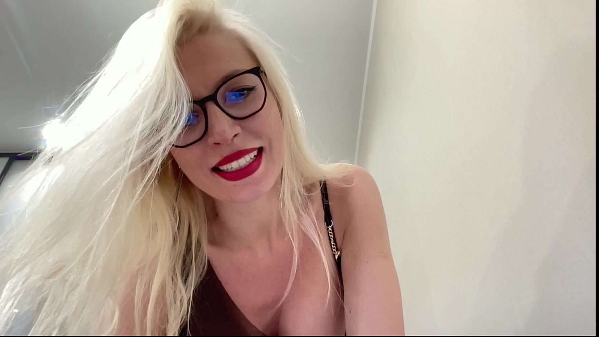 Gallery image thumbnail from AmazingkellyX's myfreecams stream on, 06/15/2025, 13:57 image 15 of 20