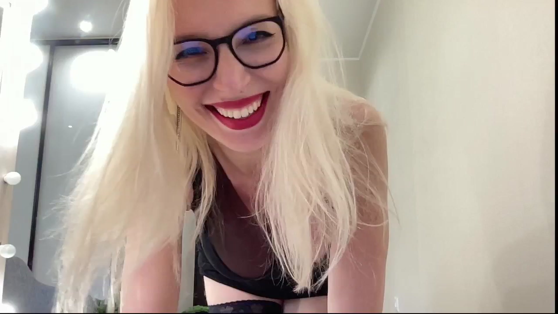 Gallery image thumbnail from AmazingkellyX's myfreecams stream on, 06/15/2025, 13:57 image 9 of 20