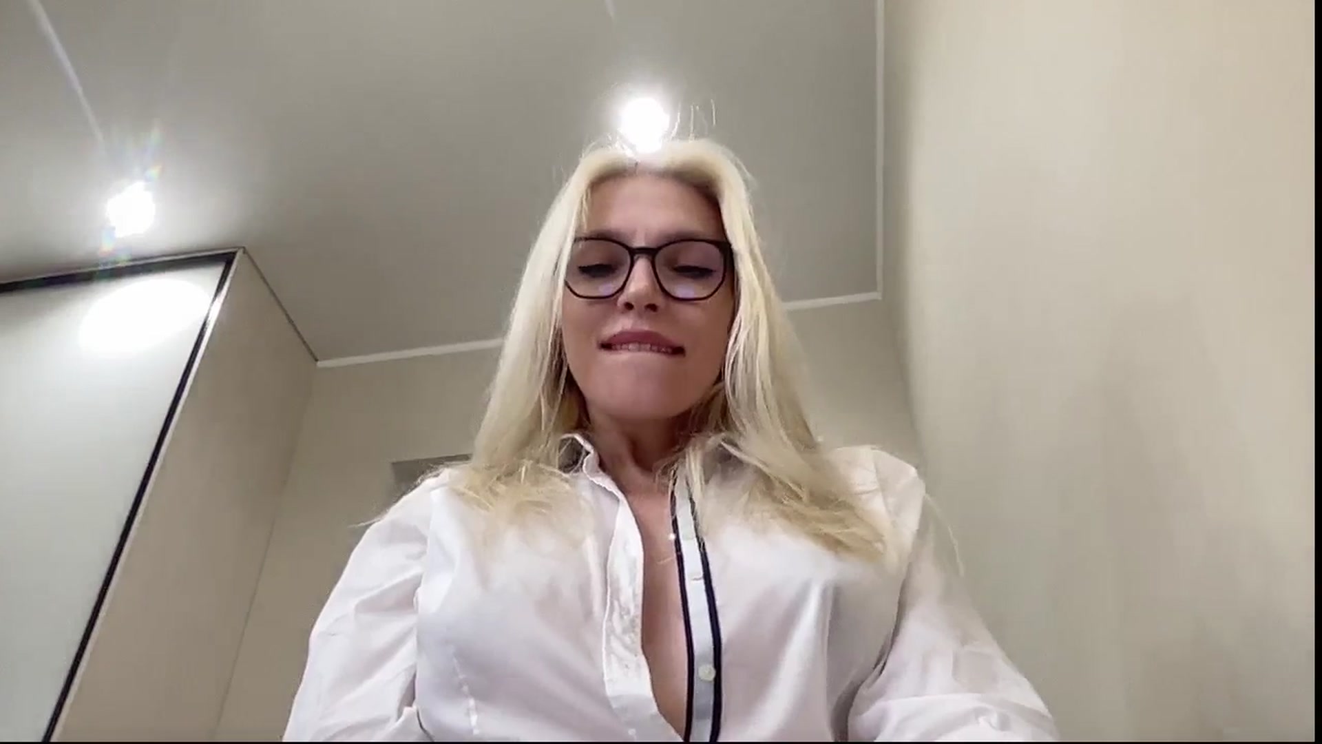 Gallery image thumbnail from AmazingkellyX's myfreecams stream on, 06/22/2025, 12:49 image 11 of 20