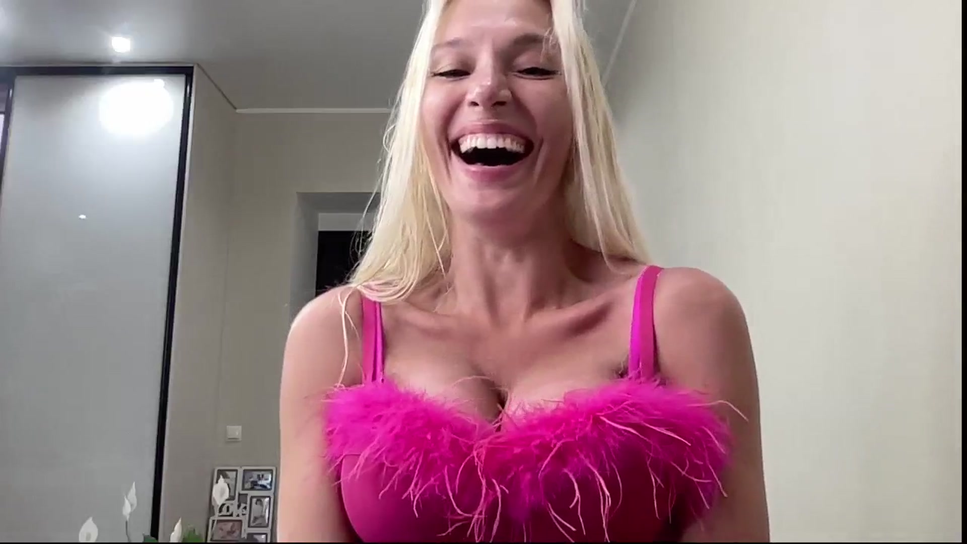 Gallery image thumbnail from AmazingkellyX's myfreecams stream on, 07/03/2025, 14:10 image 12 of 20