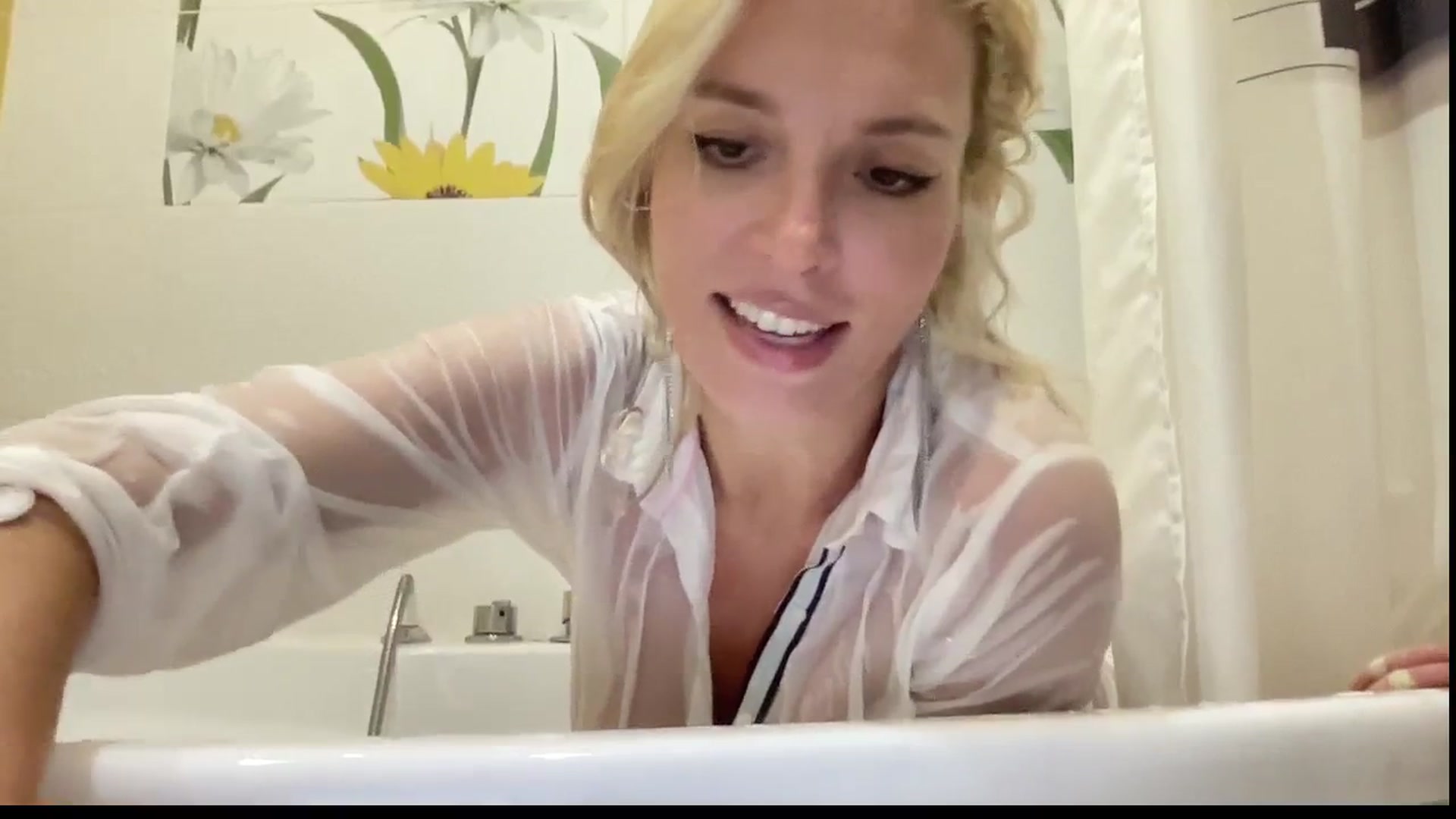 Gallery image thumbnail from AmazingkellyX's myfreecams stream on, 07/13/2025, 13:04 image 19 of 20